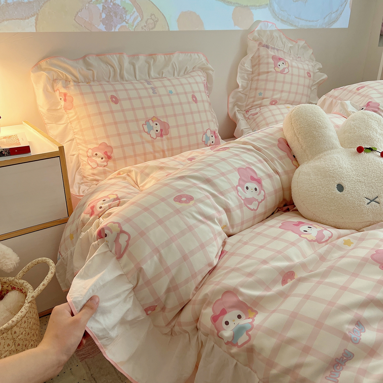 91家纺网 家纺一手货源 找家纺 桃心家居 2025新款A类韩版花边撞色云柔水洗棉加厚牛奶绒少女猫咪棉绒四件套系列 绒花边-粉格天使兔