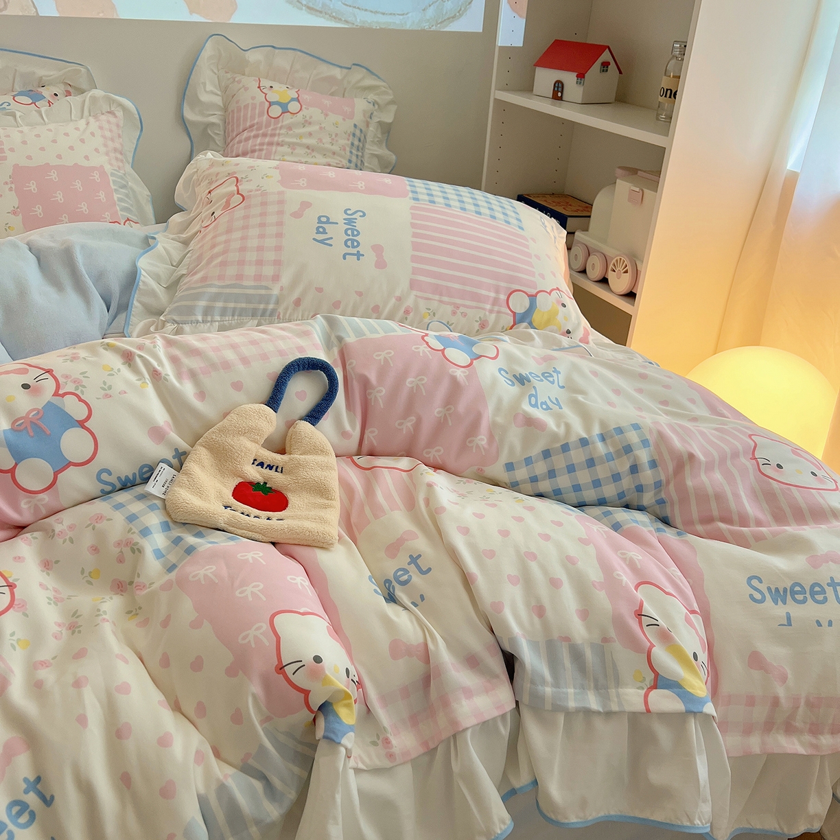 91家纺网 家纺一手货源 找家纺 桃心家居 2025新款A类韩版花边撞色云柔水洗棉加厚牛奶绒少女猫咪棉绒四件套系列 绒花边-花甜小猫