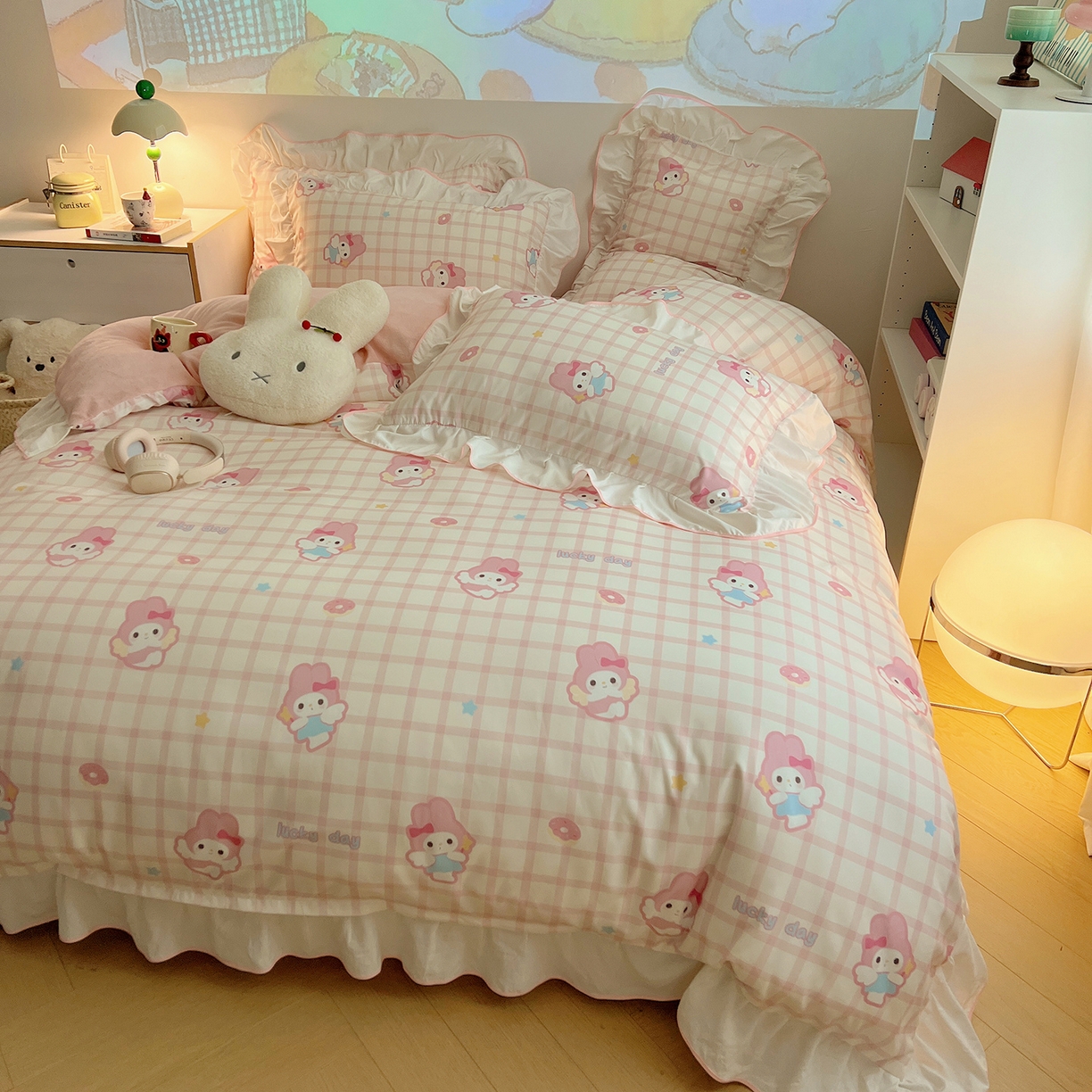 91家纺网 家纺一手货源 找家纺 桃心家居 2025新款A类韩版花边撞色云柔水洗棉加厚牛奶绒少女猫咪棉绒四件套系列 绒花边-粉格天使兔