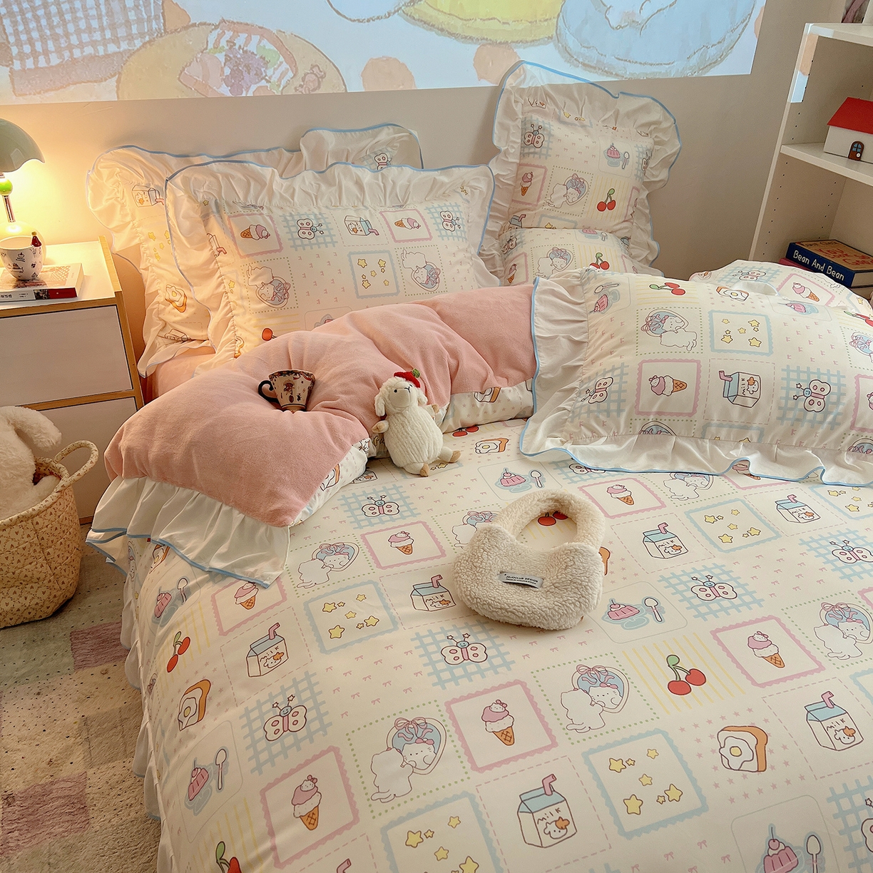 91家纺网 家纺一手货源 找家纺 桃心家居 2025新款A类韩版花边撞色云柔水洗棉加厚牛奶绒少女猫咪棉绒四件套系列 绒花边-甜梦猫咪