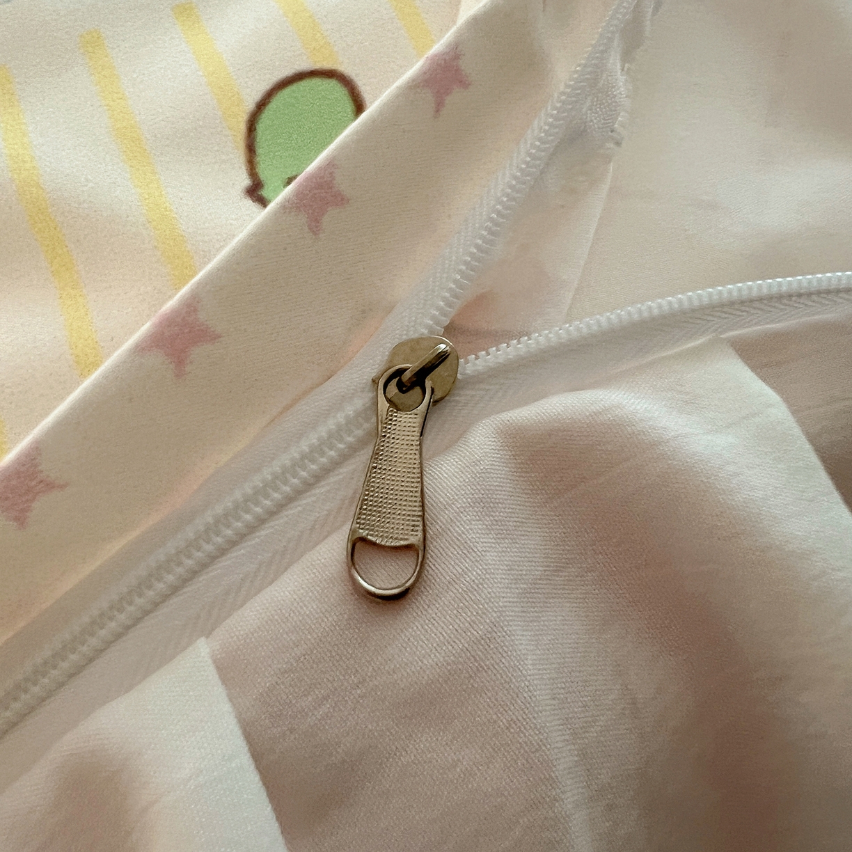 91家纺网 家纺一手货源 找家纺 桃心家居 2025新款A类韩版花边撞色云柔水洗棉加厚牛奶绒少女猫咪棉绒四件套系列 绒花边-甜梦猫咪