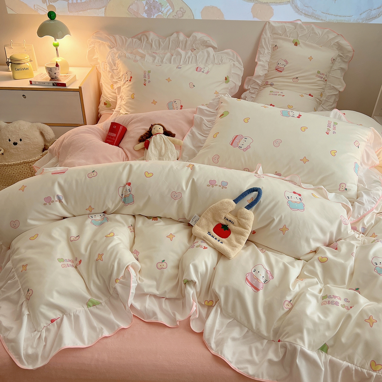 91家纺网 家纺一手货源 找家纺 桃心家居 2025新款A类韩版花边撞色云柔水洗棉加厚牛奶绒少女猫咪棉绒四件套系列 绒花边-奶油猫猫