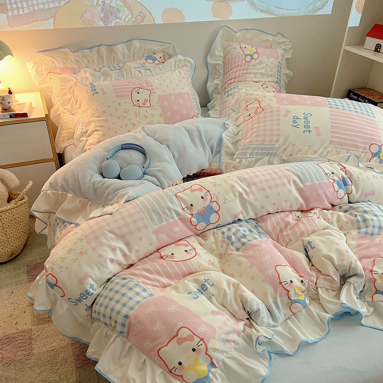 91家纺网 家纺一手货源 找家纺 桃心家居 2025新款A类韩版花边撞色云柔水洗棉加厚牛奶绒少女猫咪棉绒四件套系列 绒花边-花甜小猫