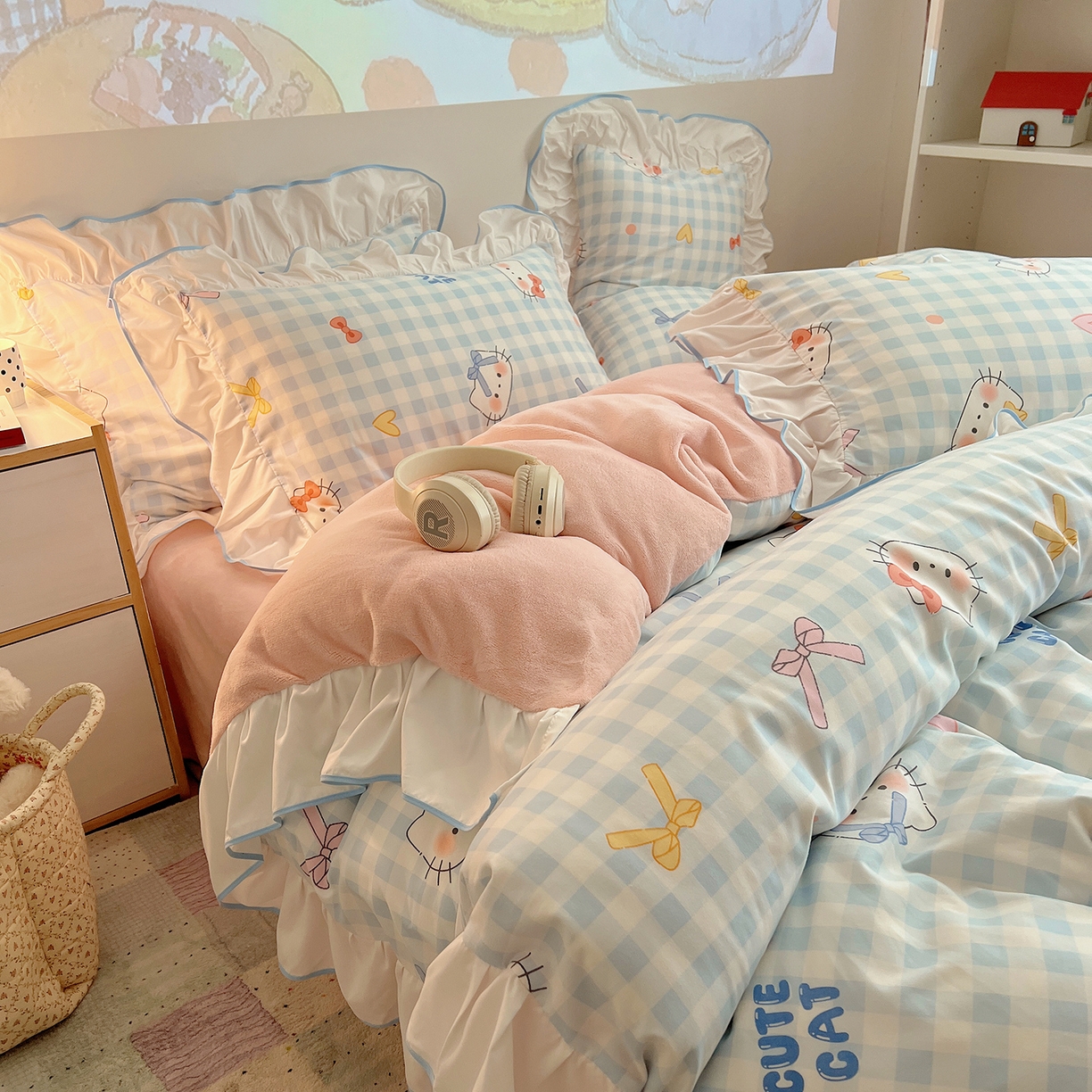 91家纺网 家纺一手货源 找家纺 桃心家居 2025新款A类韩版花边撞色云柔水洗棉加厚牛奶绒少女猫咪棉绒四件套系列 绒花边-蓝格喵喵