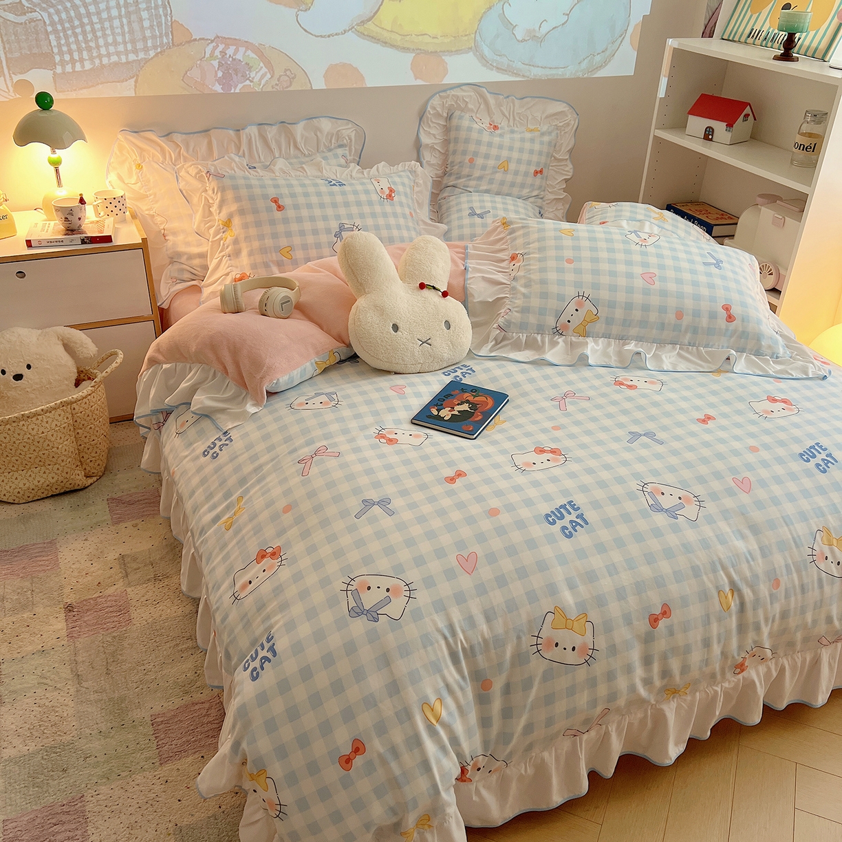 91家纺网 家纺一手货源 找家纺 桃心家居 2025新款A类韩版花边撞色云柔水洗棉加厚牛奶绒少女猫咪棉绒四件套系列 绒花边-蓝格喵喵