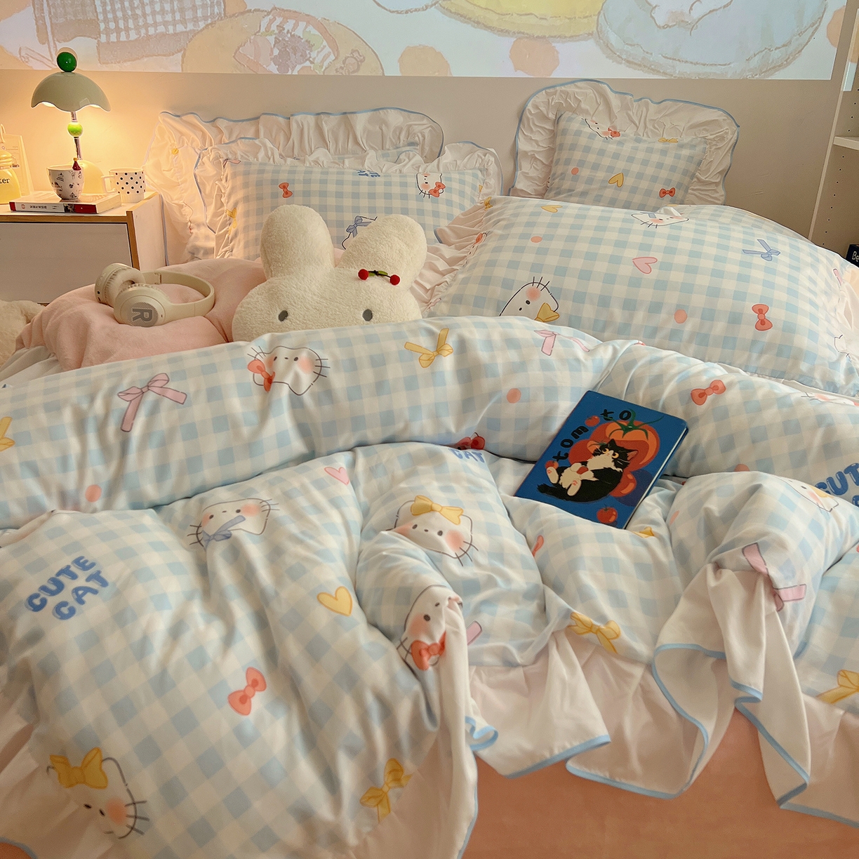 91家纺网 家纺一手货源 找家纺 桃心家居 2025新款A类韩版花边撞色云柔水洗棉加厚牛奶绒少女猫咪棉绒四件套系列 绒花边-蓝格喵喵