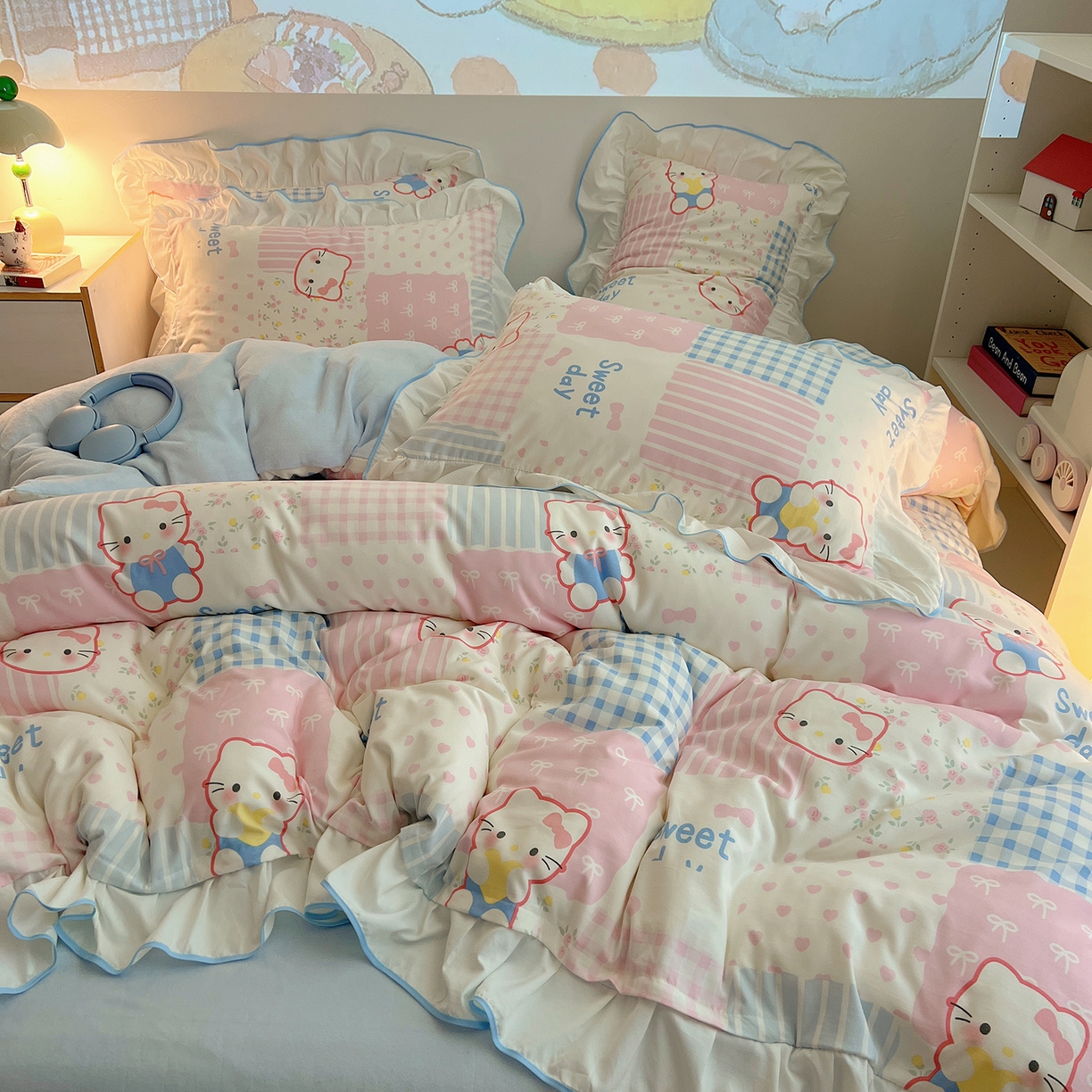 91家纺网 家纺一手货源 找家纺 桃心家居 2025新款A类韩版花边撞色云柔水洗棉加厚牛奶绒少女猫咪棉绒四件套系列 绒花边-花甜小猫