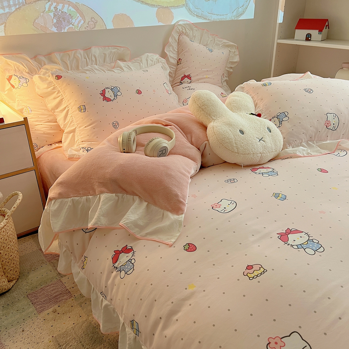 91家纺网 家纺一手货源 找家纺 桃心家居 2025新款A类韩版花边撞色云柔水洗棉加厚牛奶绒少女猫咪棉绒四件套系列 绒花边-甜甜猫咪