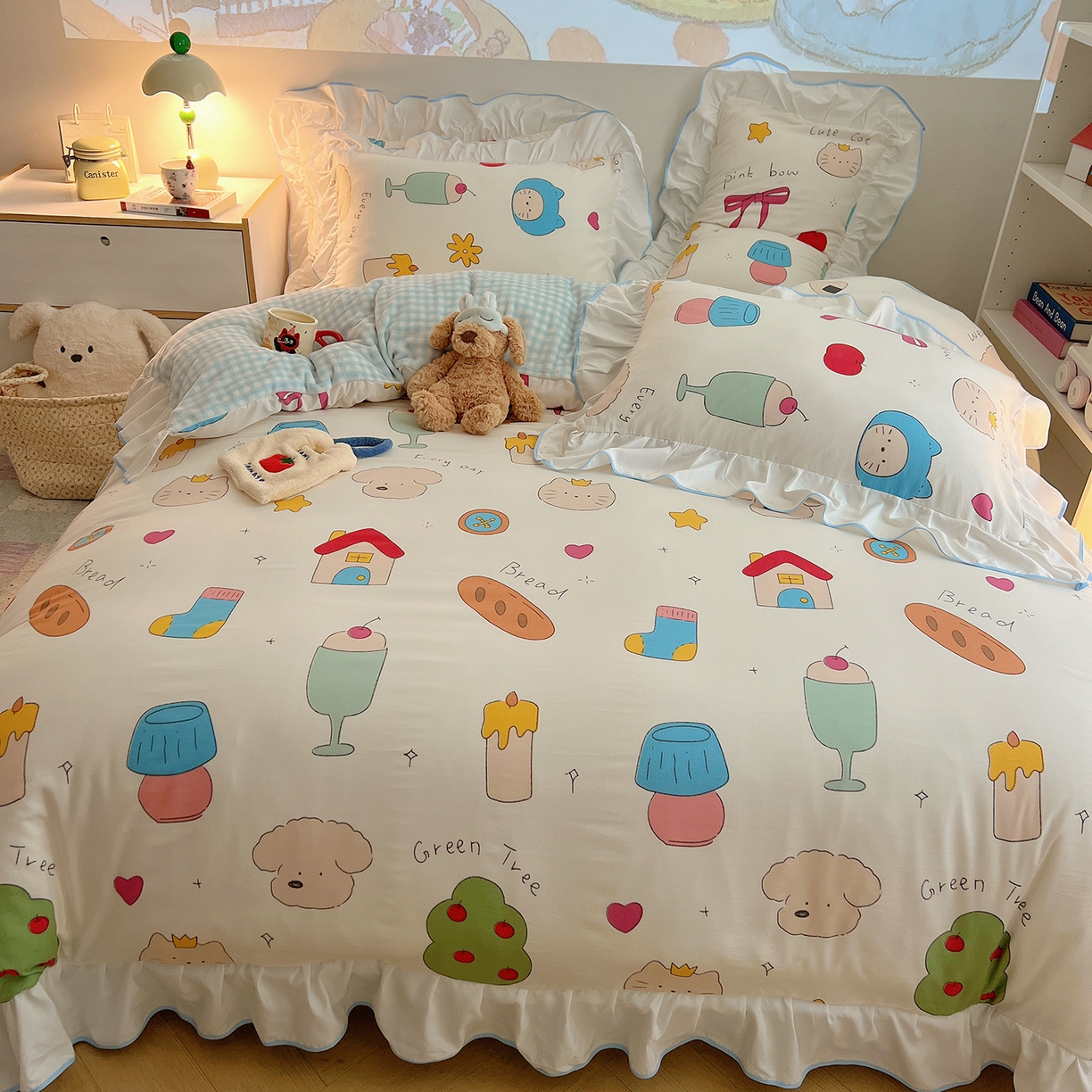 91家纺网 家纺一手货源 找家纺 桃心家居 2025新款A类韩版花边撞色云柔水洗棉加厚牛奶绒少女猫咪棉绒四件套系列 绒花边-蓝蓝日记