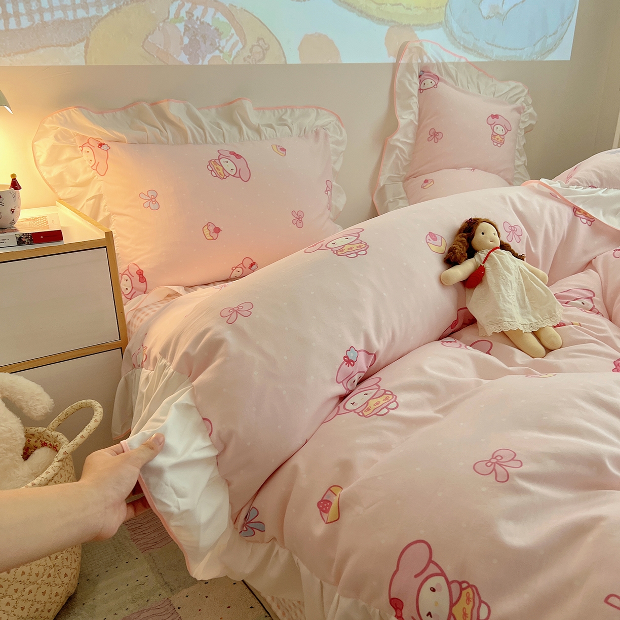 91家纺网 家纺一手货源 找家纺 桃心家居 2025新款A类韩版花边撞色云柔水洗棉加厚牛奶绒少女猫咪棉绒四件套系列 绒花边-粉粉甜筒兔兔