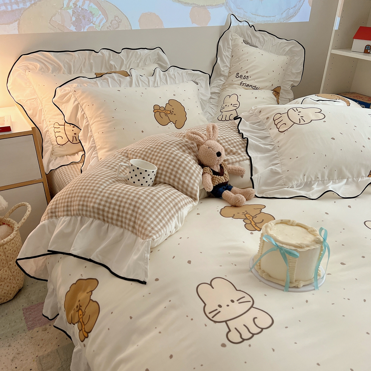 91家纺网 家纺一手货源 找家纺 桃心家居 2025新款A类韩版花边撞色云柔水洗棉加厚牛奶绒少女猫咪棉绒四件套系列 绒花边-快乐时光