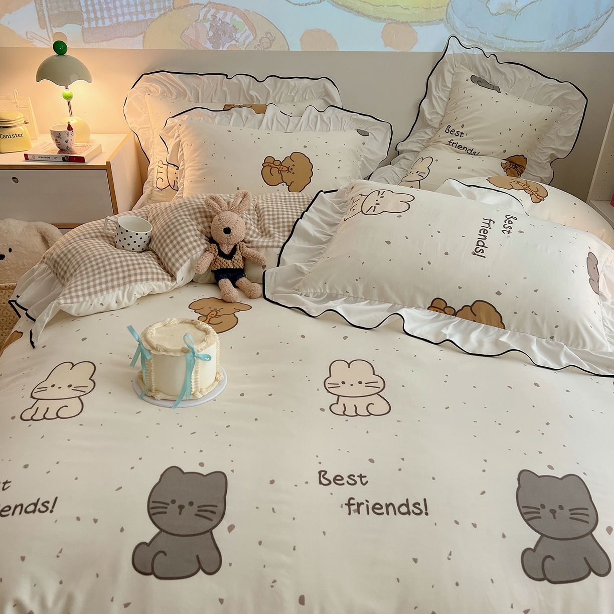 91家纺网 家纺一手货源 找家纺 桃心家居 2025新款A类韩版花边撞色云柔水洗棉加厚牛奶绒少女猫咪棉绒四件套系列 绒花边-快乐时光