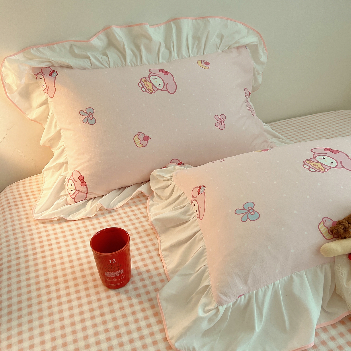 91家纺网 家纺一手货源 找家纺 桃心家居 2025新款A类韩版花边撞色云柔水洗棉加厚牛奶绒少女猫咪棉绒四件套系列 绒花边-粉粉甜筒兔兔