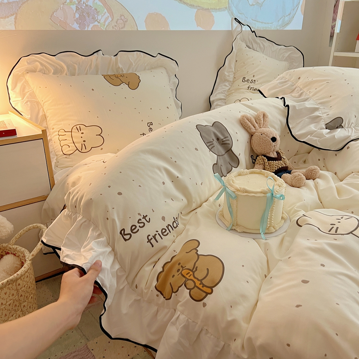 91家纺网 家纺一手货源 找家纺 桃心家居 2025新款A类韩版花边撞色云柔水洗棉加厚牛奶绒少女猫咪棉绒四件套系列 绒花边-快乐时光