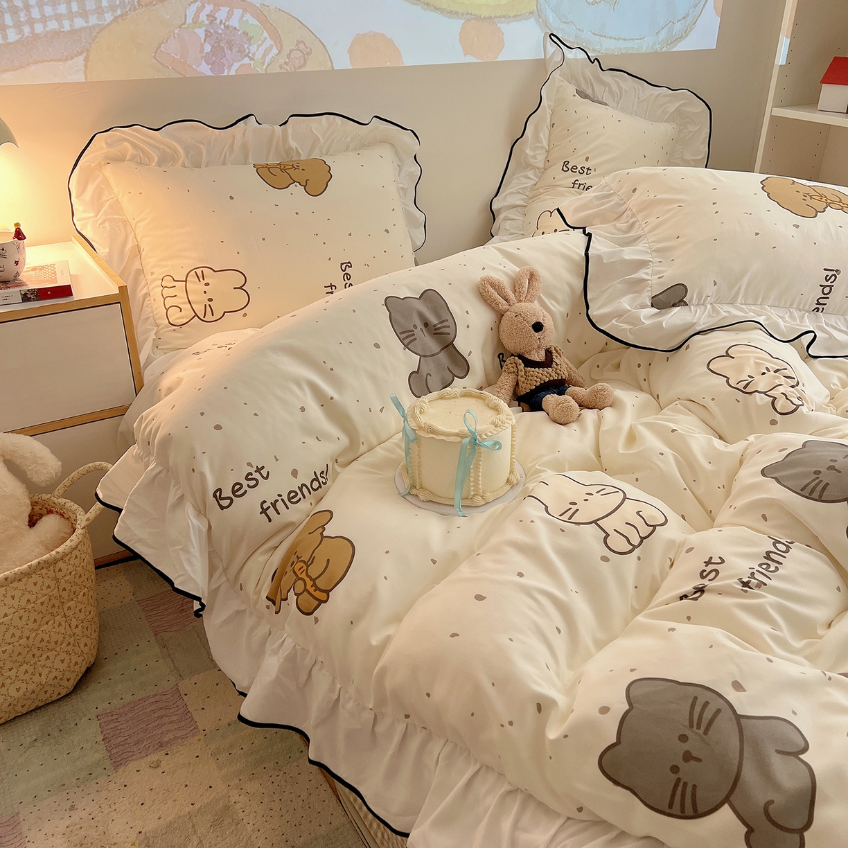 91家纺网 家纺一手货源 找家纺 桃心家居 2025新款A类韩版花边撞色云柔水洗棉加厚牛奶绒少女猫咪棉绒四件套系列 绒花边-快乐时光