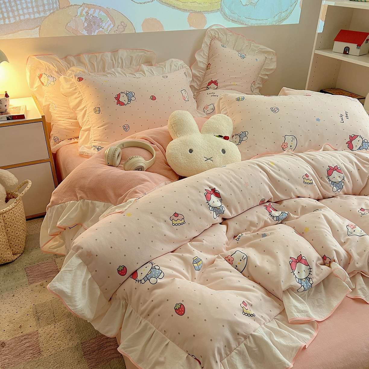 91家纺网 家纺一手货源 找家纺 桃心家居 2025新款A类韩版花边撞色云柔水洗棉加厚牛奶绒少女猫咪棉绒四件套系列 绒花边-甜甜猫咪