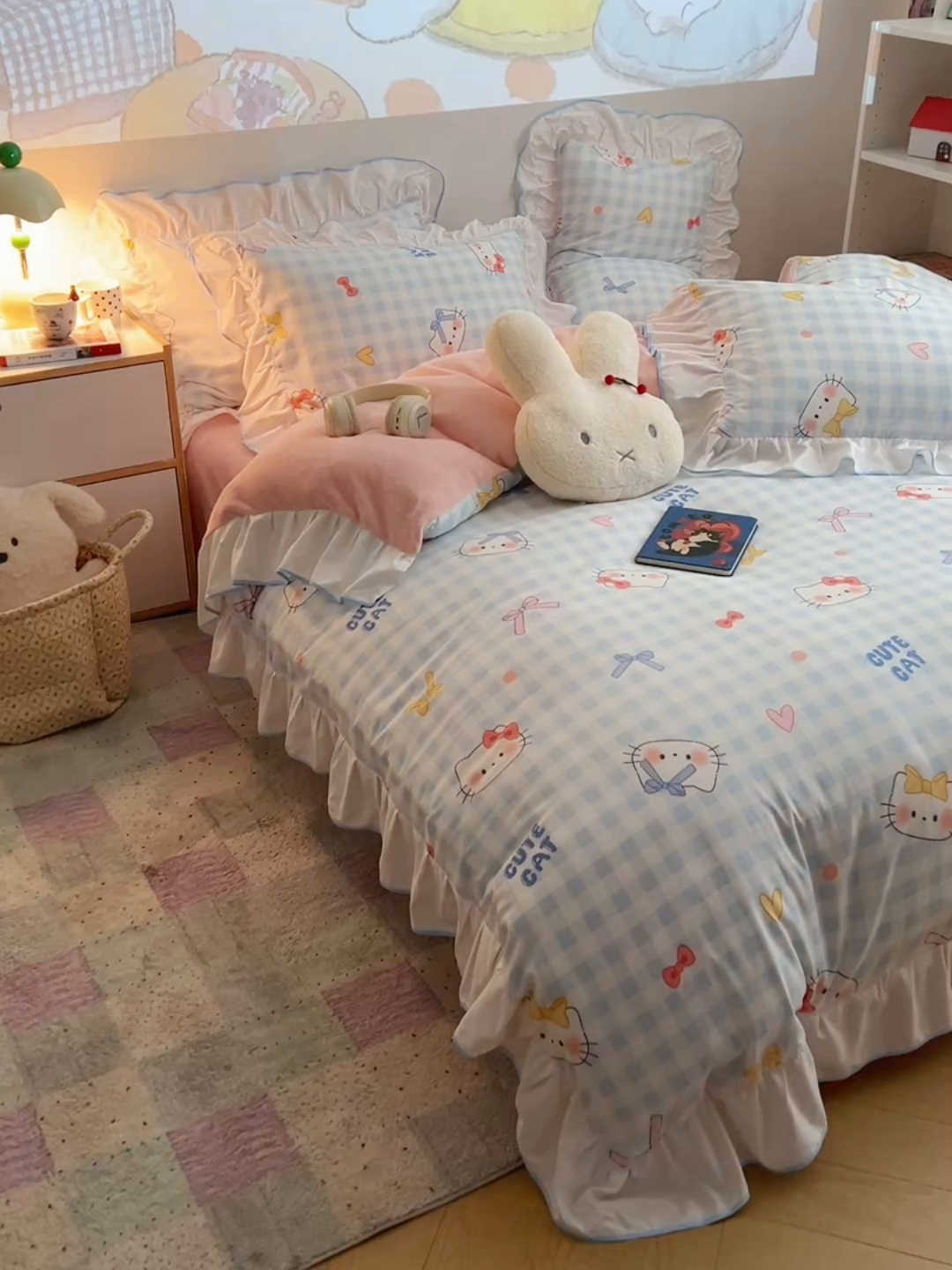 91家纺网 家纺一手货源 找家纺 桃心家居 2025新款A类韩版花边撞色云柔水洗棉加厚牛奶绒少女猫咪棉绒四件套系列 绒花边-蓝格喵喵