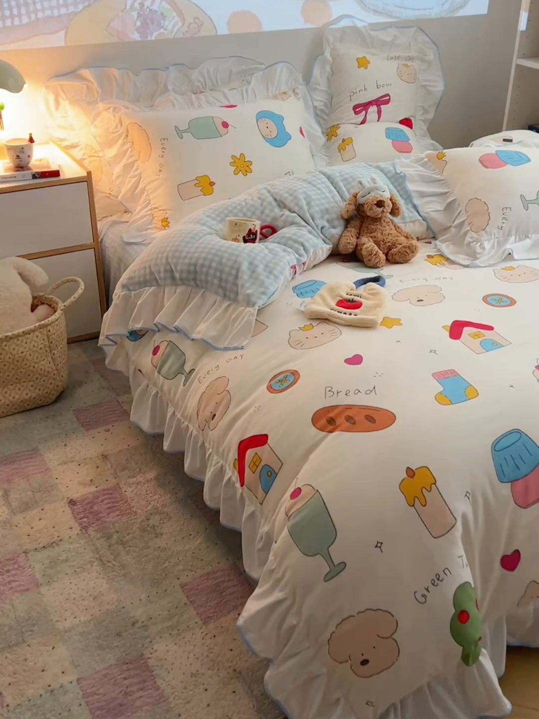 91家纺网 家纺一手货源 找家纺 桃心家居 2025新款A类韩版花边撞色云柔水洗棉加厚牛奶绒少女猫咪棉绒四件套系列 绒花边-蓝蓝日记