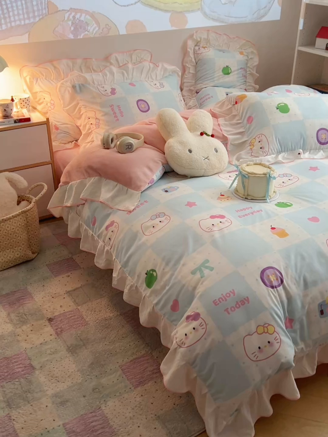 91家纺网 家纺一手货源 找家纺 桃心家居 2025新款A类韩版花边撞色云柔水洗棉加厚牛奶绒少女猫咪棉绒四件套系列 绒花边-蓝格少女猫咪