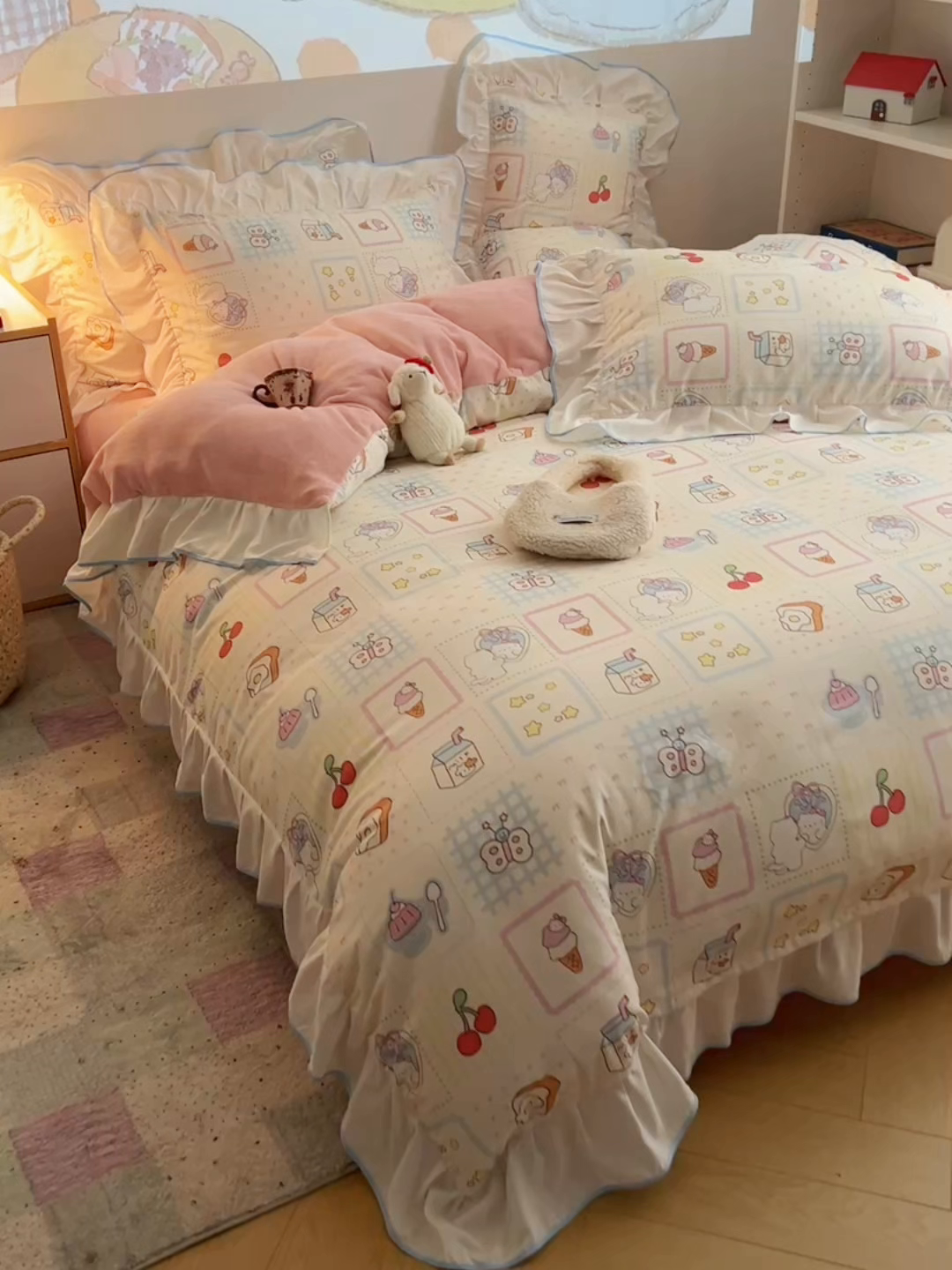91家纺网 家纺一手货源 找家纺 桃心家居 2025新款A类韩版花边撞色云柔水洗棉加厚牛奶绒少女猫咪棉绒四件套系列 绒花边-甜梦猫咪