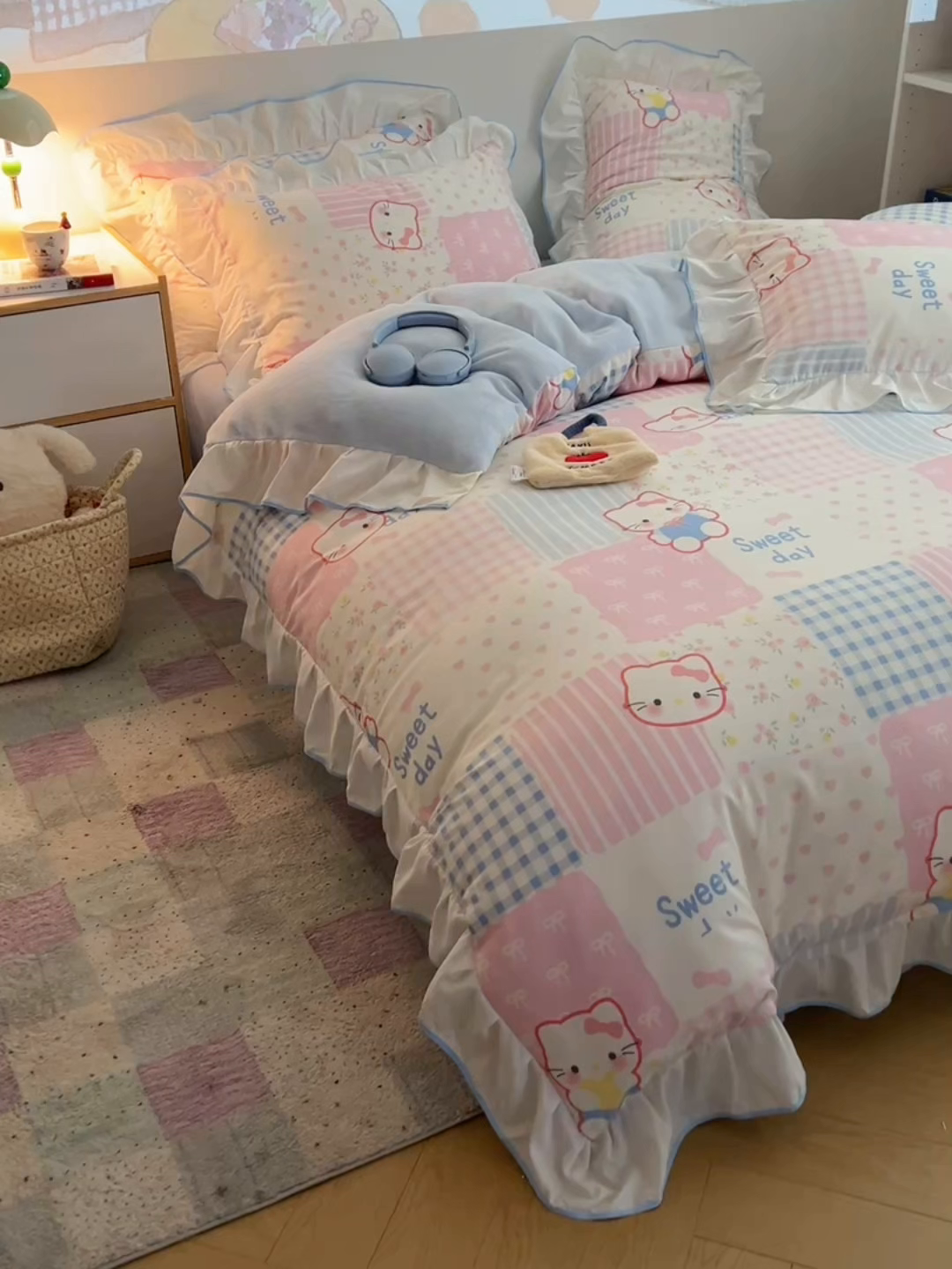 91家纺网 家纺一手货源 找家纺 桃心家居 2025新款A类韩版花边撞色云柔水洗棉加厚牛奶绒少女猫咪棉绒四件套系列 绒花边-花甜小猫