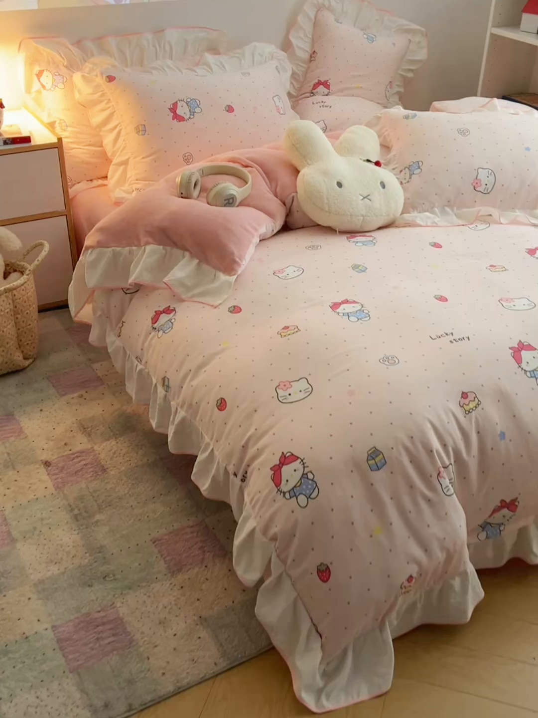 91家纺网 家纺一手货源 找家纺 桃心家居 2025新款A类韩版花边撞色云柔水洗棉加厚牛奶绒少女猫咪棉绒四件套系列 绒花边-甜甜猫咪