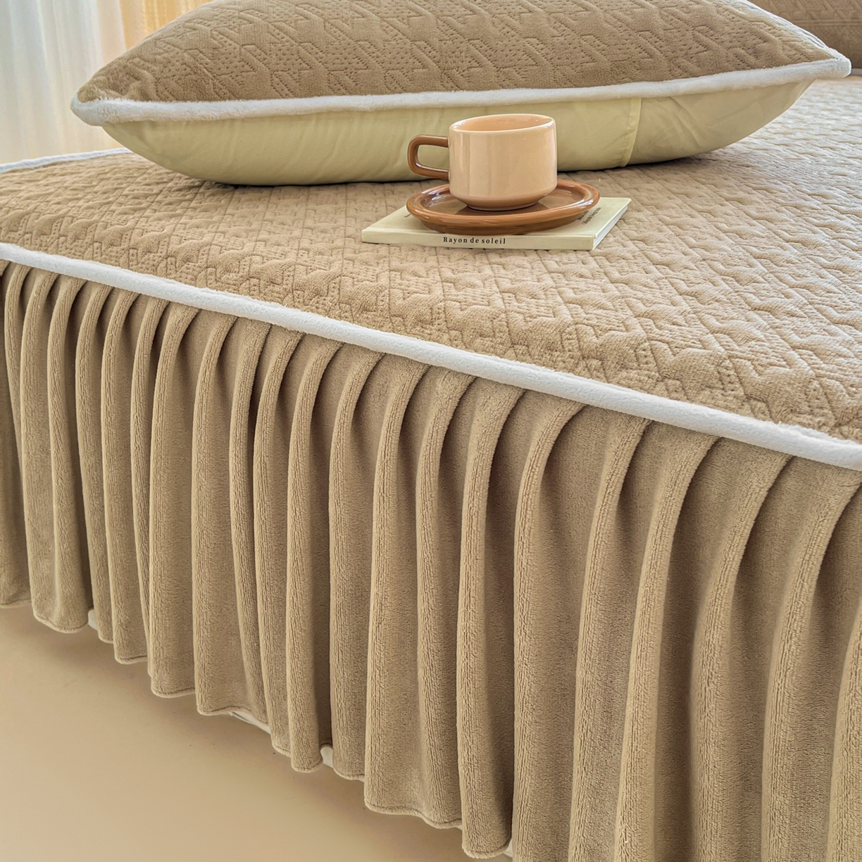 91家纺网 家纺一手货源 找家纺 卡伦家纺 2025新款抗菌雕花牛奶绒千鸟格夹棉床裙系列 千鸟格床笠-咖