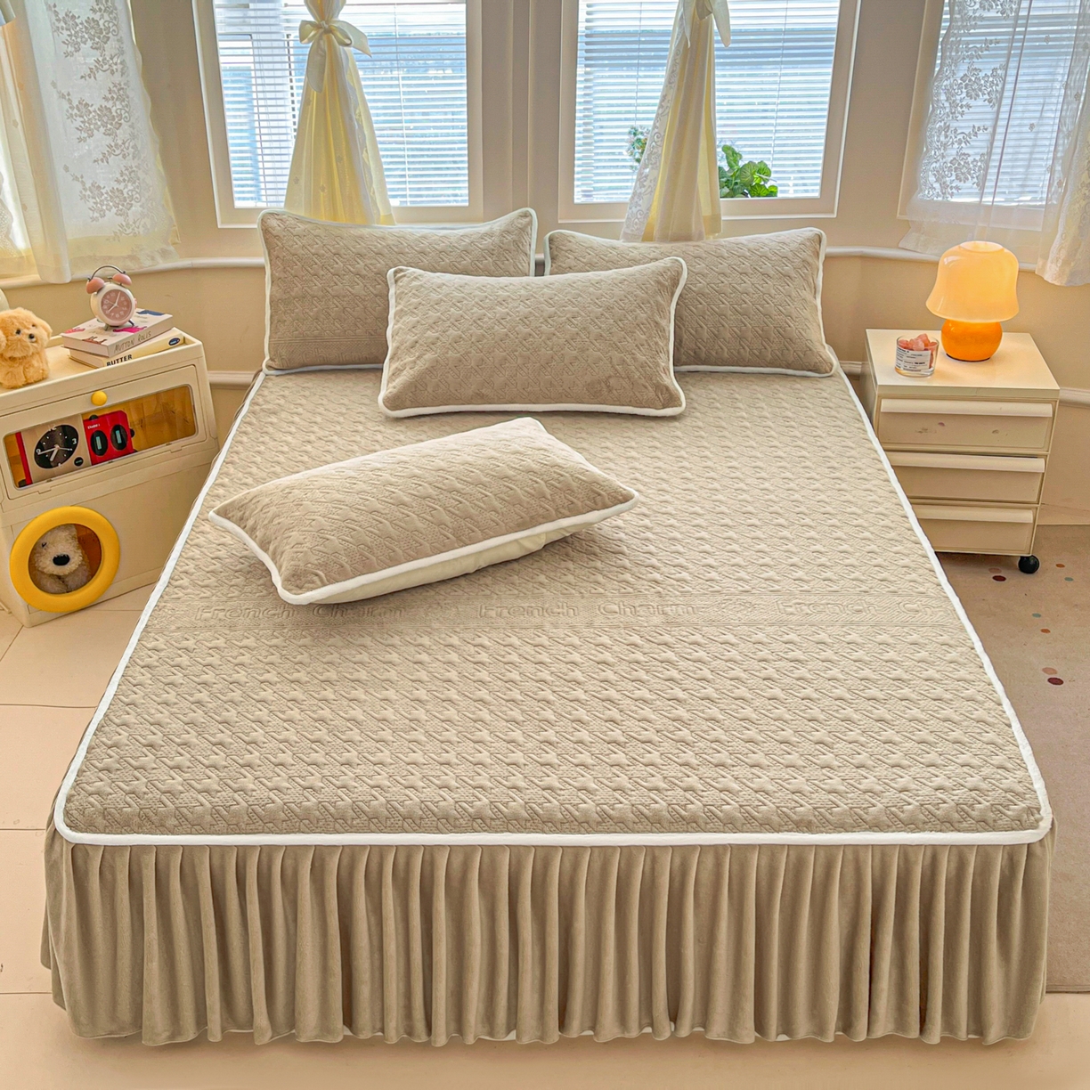 91家纺网 家纺一手货源 找家纺 卡伦家纺 2025新款抗菌雕花牛奶绒千鸟格夹棉床裙系列 千鸟格床笠-咖