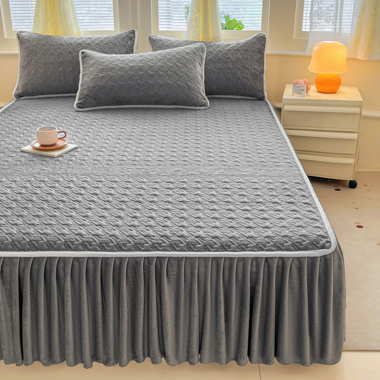 91家纺网 家纺一手货源 找家纺 卡伦家纺 2025新款抗菌雕花牛奶绒千鸟格夹棉床裙系列 千鸟格床笠-灰