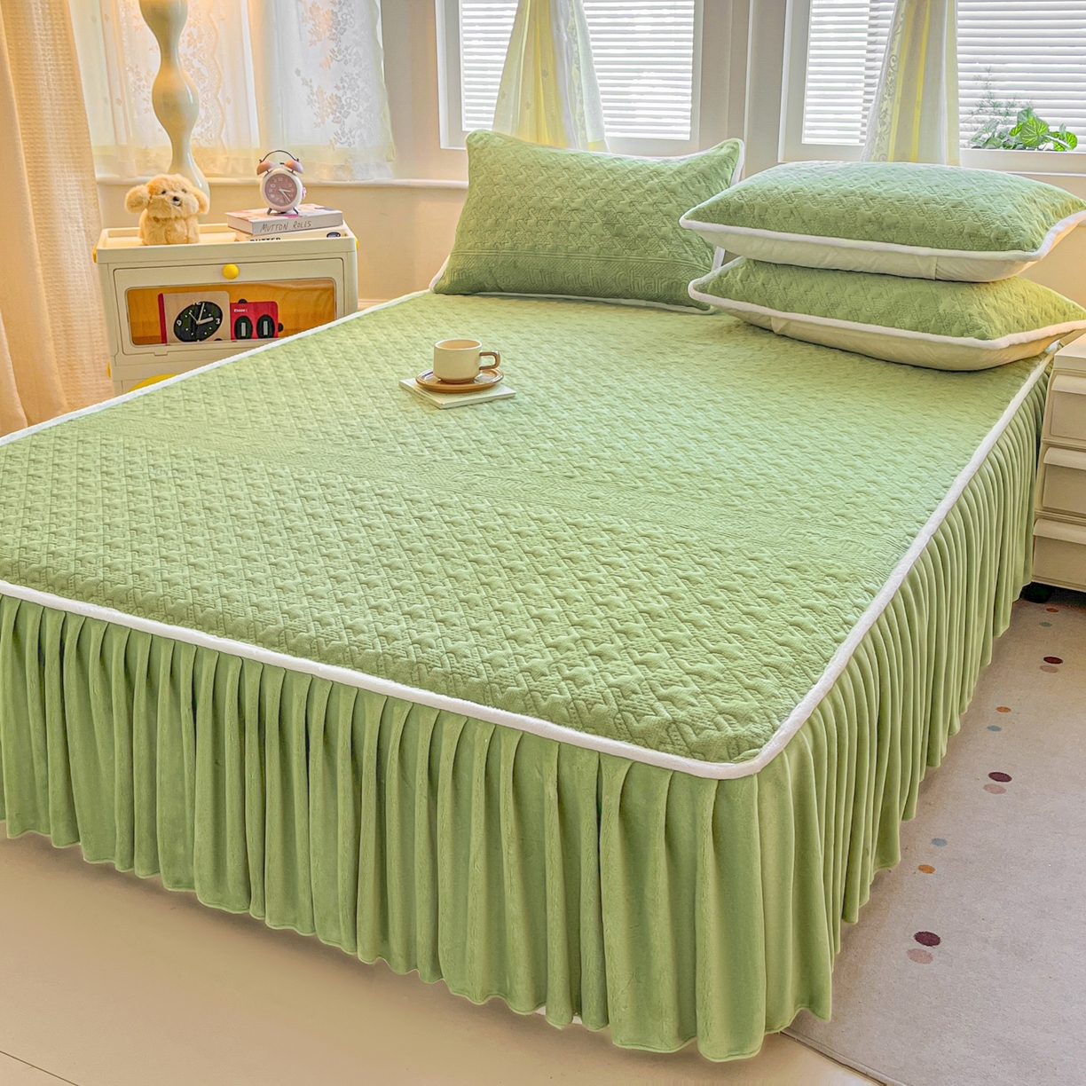 91家纺网 家纺一手货源 找家纺 卡伦家纺 2025新款抗菌雕花牛奶绒千鸟格夹棉床裙系列 千鸟格床笠-绿