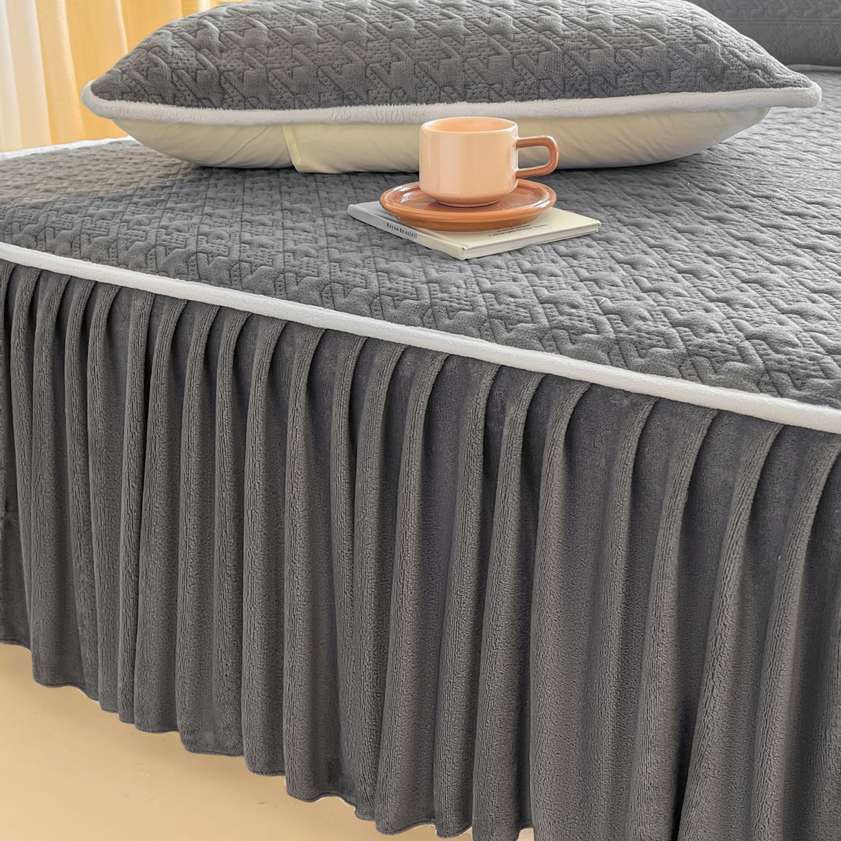 91家纺网 家纺一手货源 找家纺 卡伦家纺 2025新款抗菌雕花牛奶绒千鸟格夹棉床裙系列 千鸟格床笠-灰