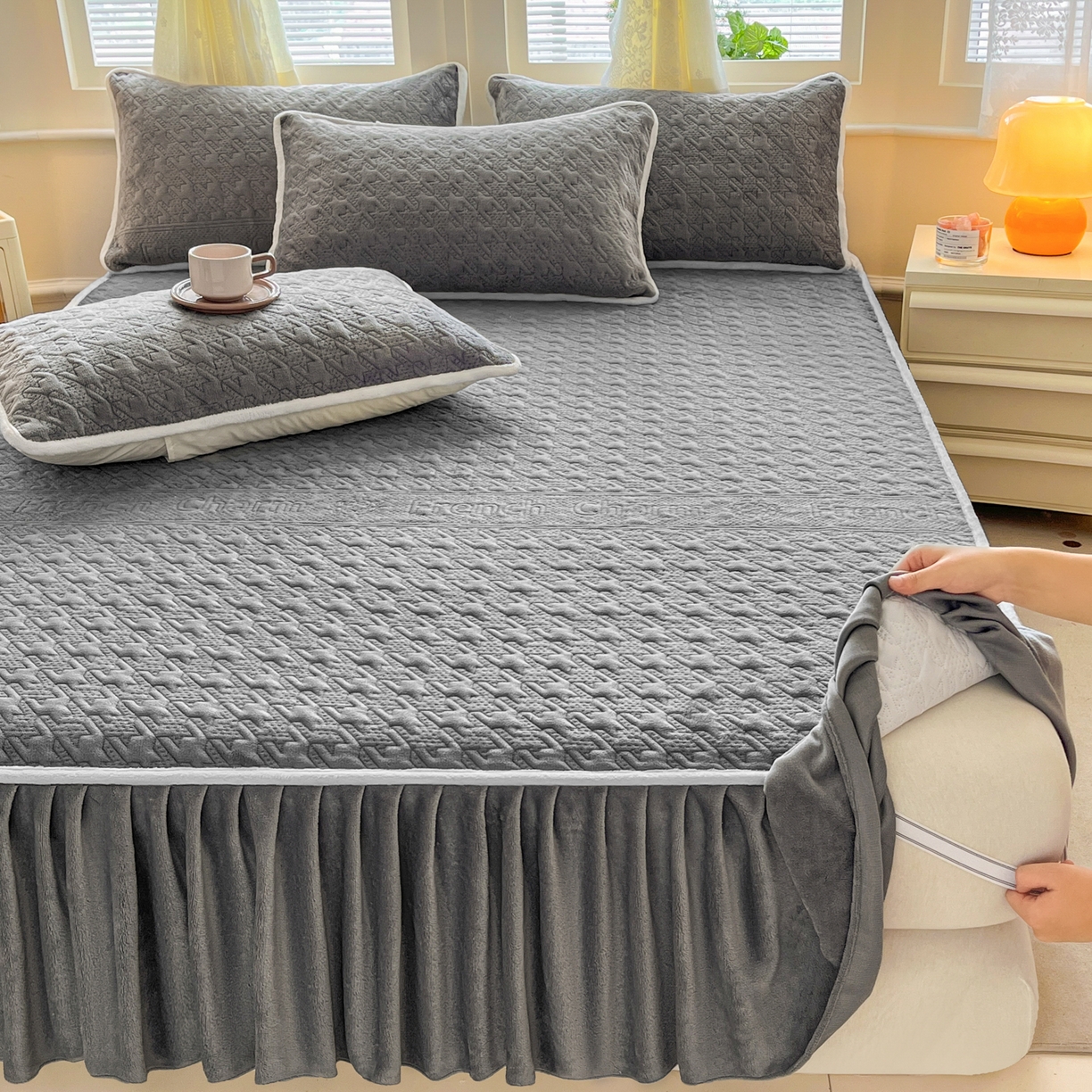 91家纺网 家纺一手货源 找家纺 卡伦家纺 2025新款抗菌雕花牛奶绒千鸟格夹棉床裙系列 千鸟格床笠-灰