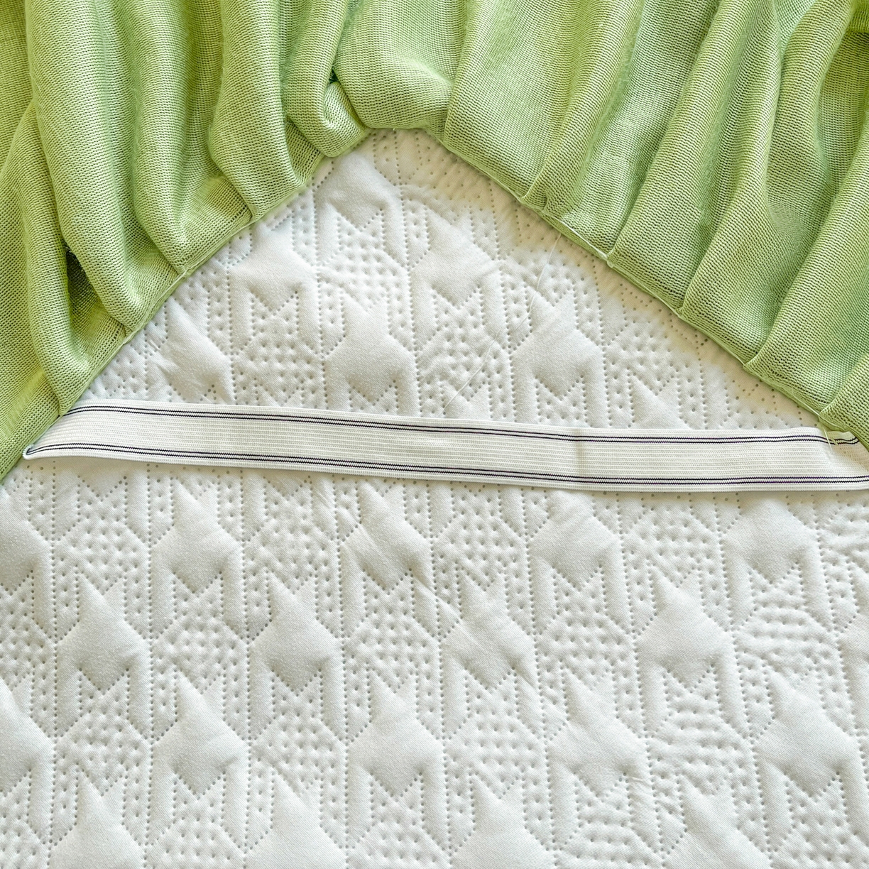 91家纺网 家纺一手货源 找家纺 卡伦家纺 2025新款抗菌雕花牛奶绒千鸟格夹棉床裙系列 千鸟格床笠-绿