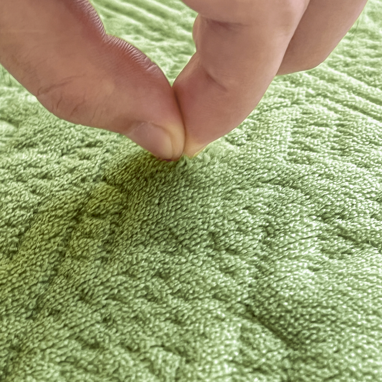 91家纺网 家纺一手货源 找家纺 卡伦家纺 2025新款抗菌雕花牛奶绒千鸟格夹棉床裙系列 千鸟格床笠-绿