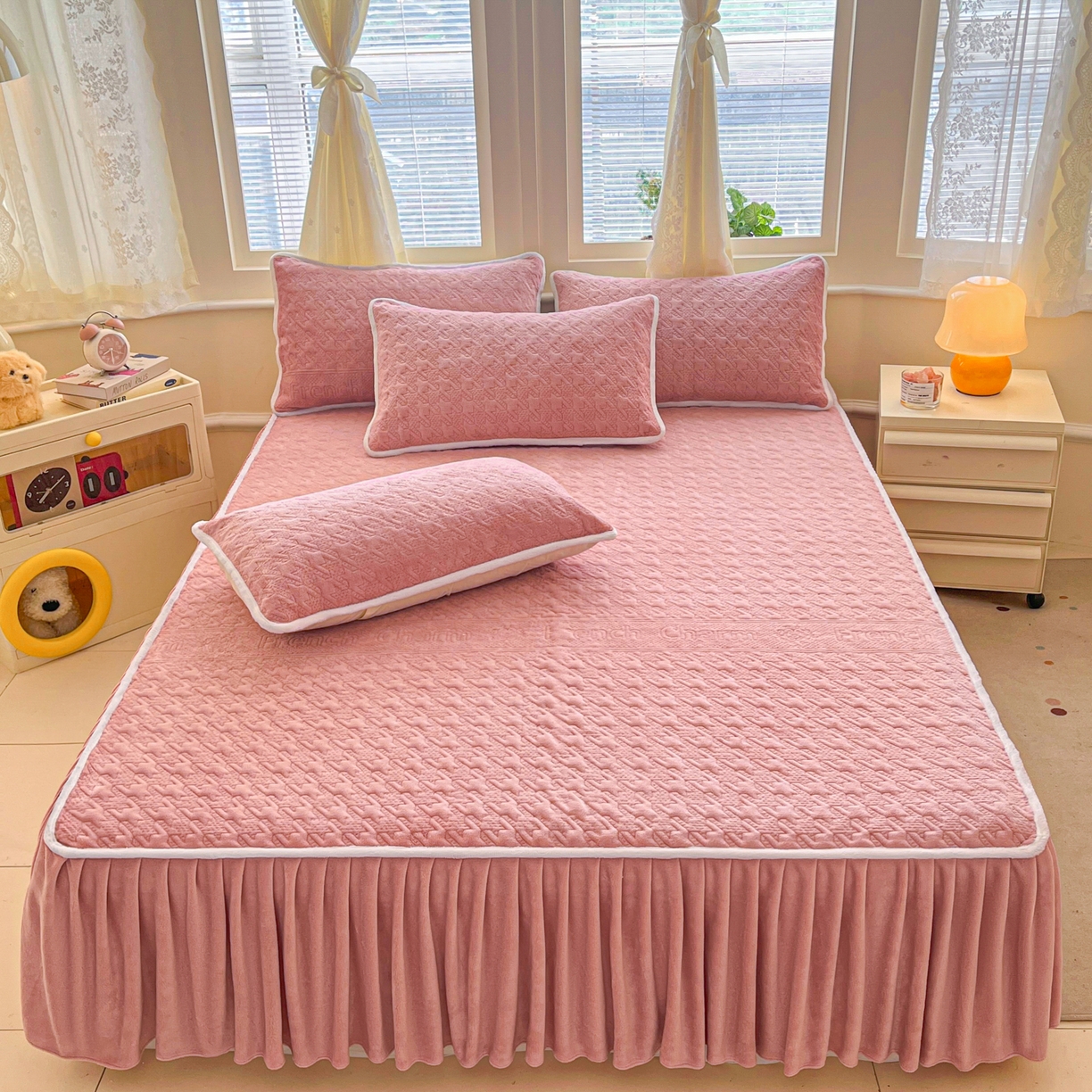 91家纺网 家纺一手货源 找家纺 卡伦家纺 2025新款抗菌雕花牛奶绒千鸟格夹棉床裙系列 千鸟格床笠-粉