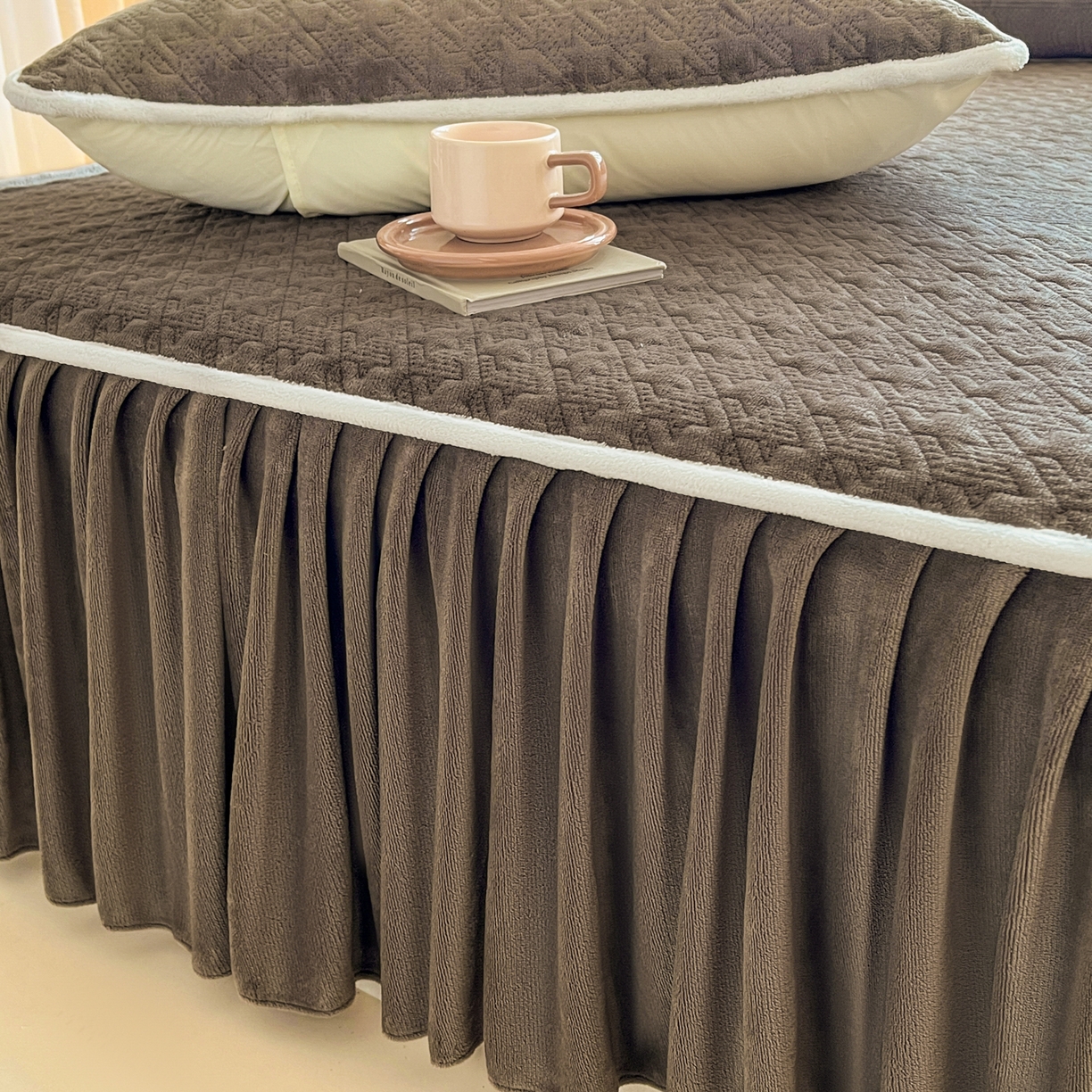 91家纺网 家纺一手货源 找家纺 卡伦家纺 2025新款抗菌雕花牛奶绒千鸟格夹棉床裙系列 千鸟格床笠-淡灰