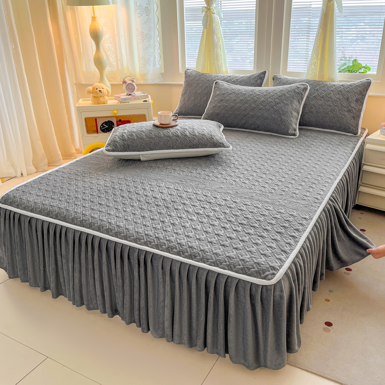 91家纺网 家纺一手货源 找家纺 卡伦家纺 2025新款抗菌雕花牛奶绒千鸟格夹棉床裙系列 千鸟格床笠-灰