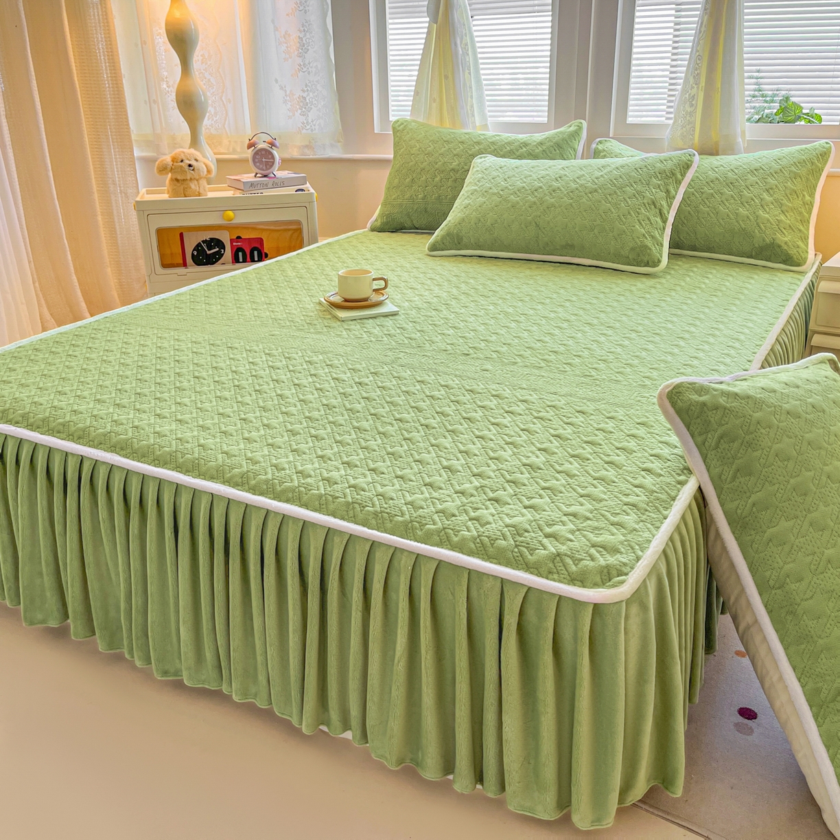 91家纺网 家纺一手货源 找家纺 卡伦家纺 2025新款抗菌雕花牛奶绒千鸟格夹棉床裙系列 千鸟格床笠-绿