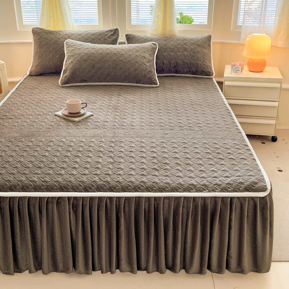 91家纺网 家纺一手货源 找家纺 卡伦家纺 2025新款抗菌雕花牛奶绒千鸟格夹棉床裙系列 千鸟格床笠-淡灰