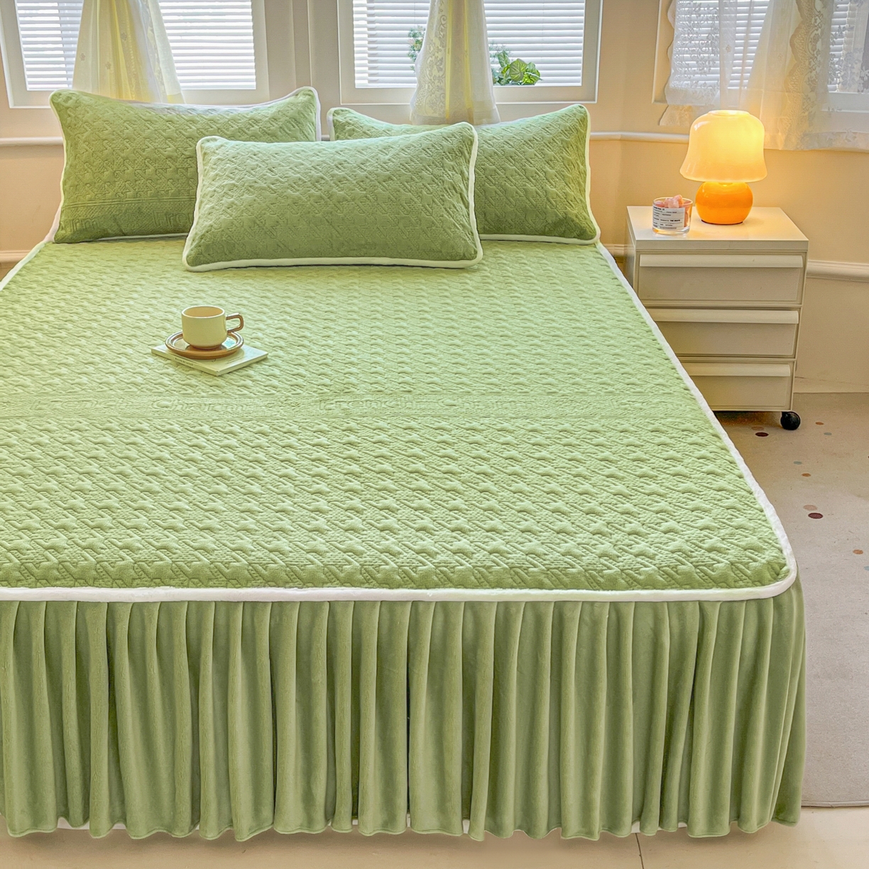 91家纺网 家纺一手货源 找家纺 卡伦家纺 2025新款抗菌雕花牛奶绒千鸟格夹棉床裙系列 千鸟格床笠-绿