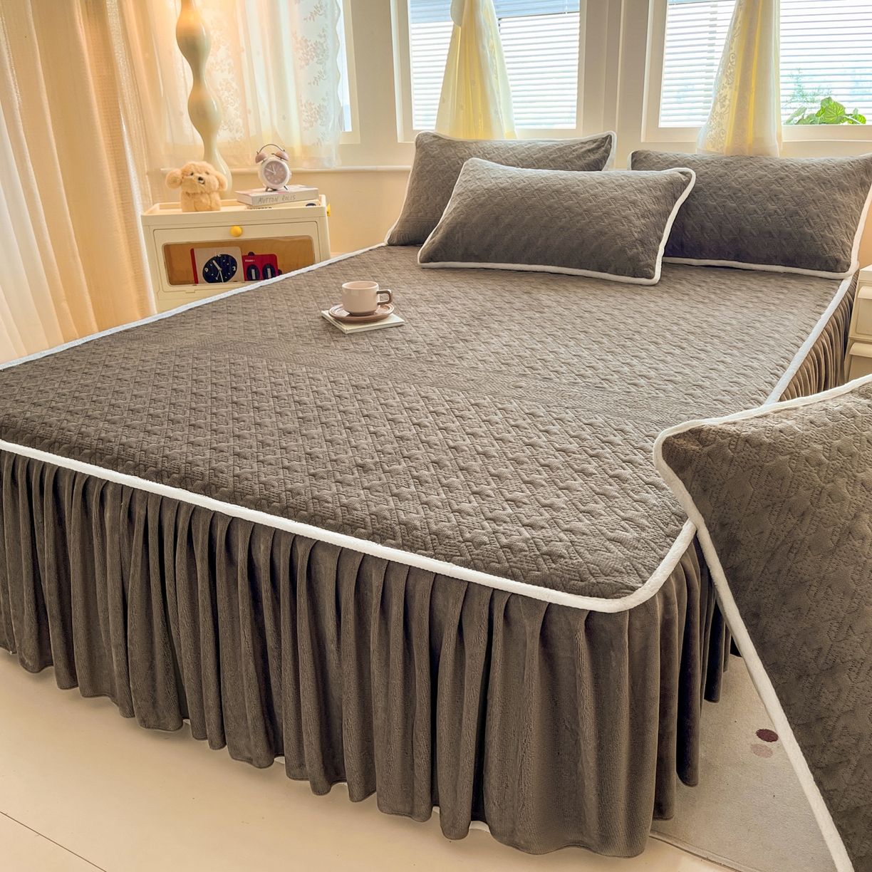 91家纺网 家纺一手货源 找家纺 卡伦家纺 2025新款抗菌雕花牛奶绒千鸟格夹棉床裙系列 千鸟格床笠-淡灰