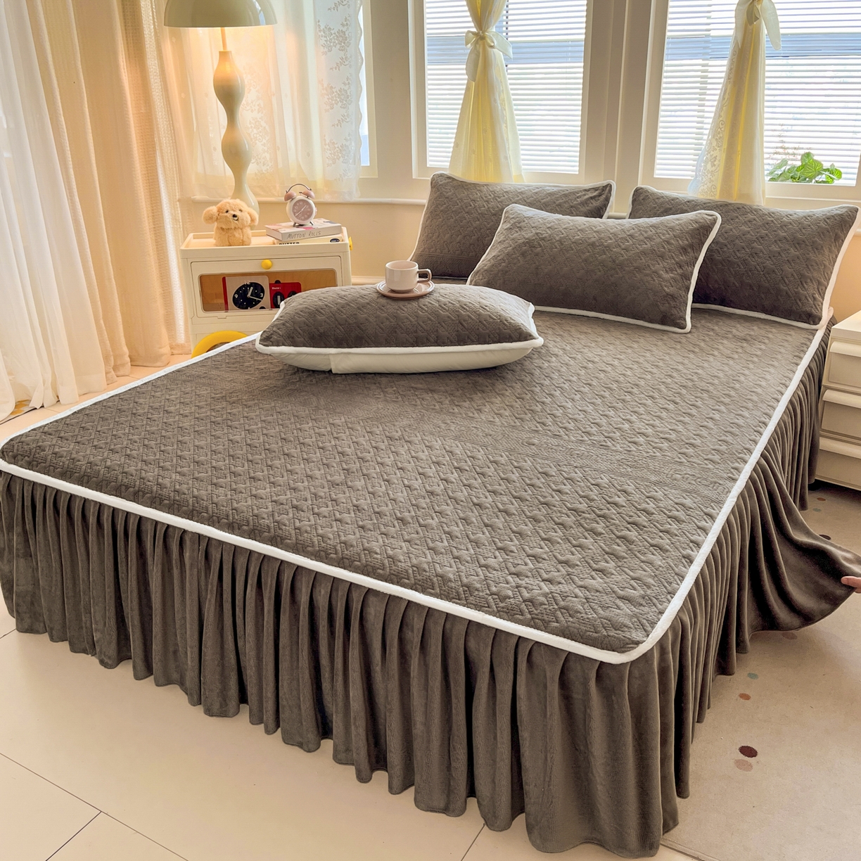 91家纺网 家纺一手货源 找家纺 卡伦家纺 2025新款抗菌雕花牛奶绒千鸟格夹棉床裙系列 千鸟格床笠-淡灰