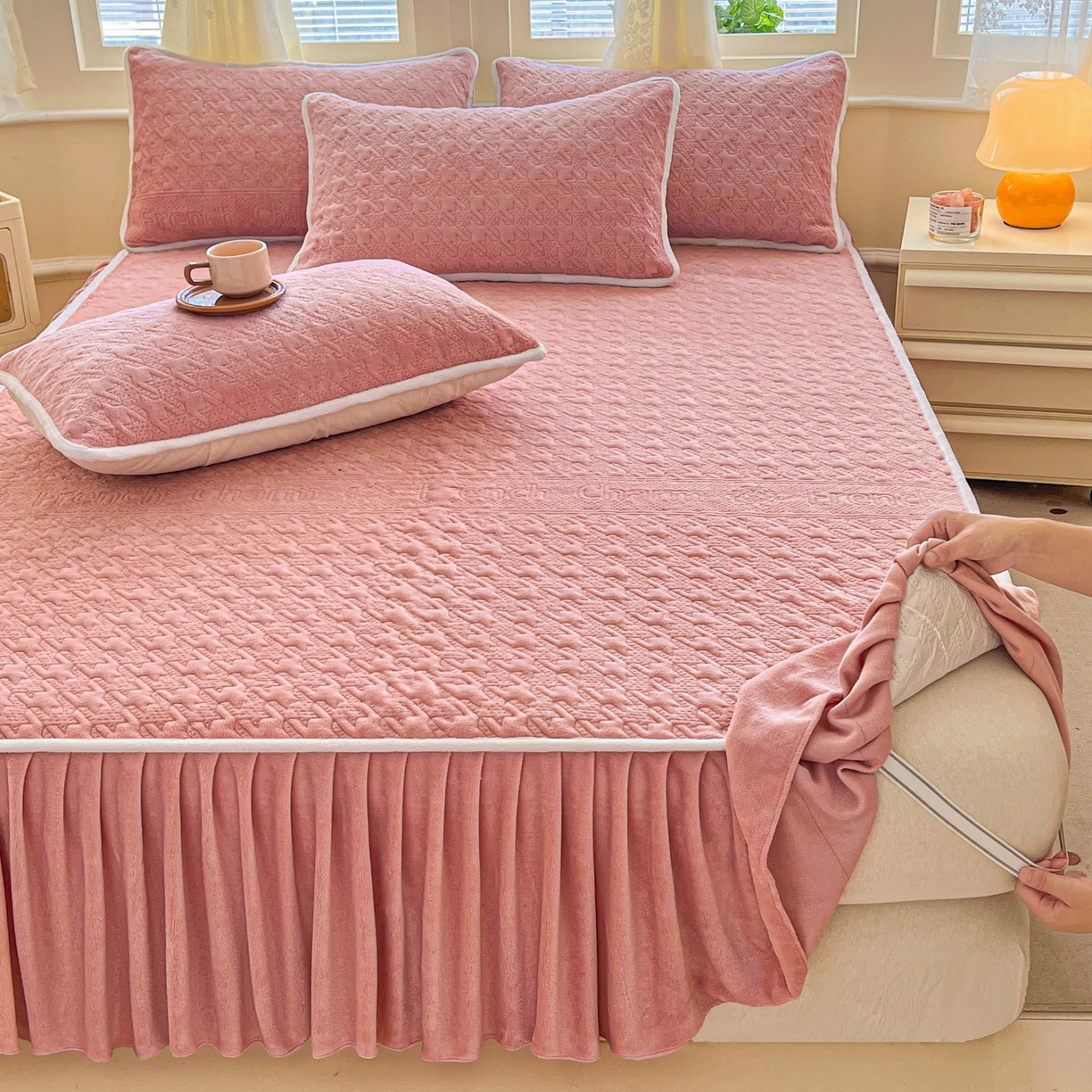 91家纺网 家纺一手货源 找家纺 卡伦家纺 2025新款抗菌雕花牛奶绒千鸟格夹棉床裙系列 千鸟格床笠-粉