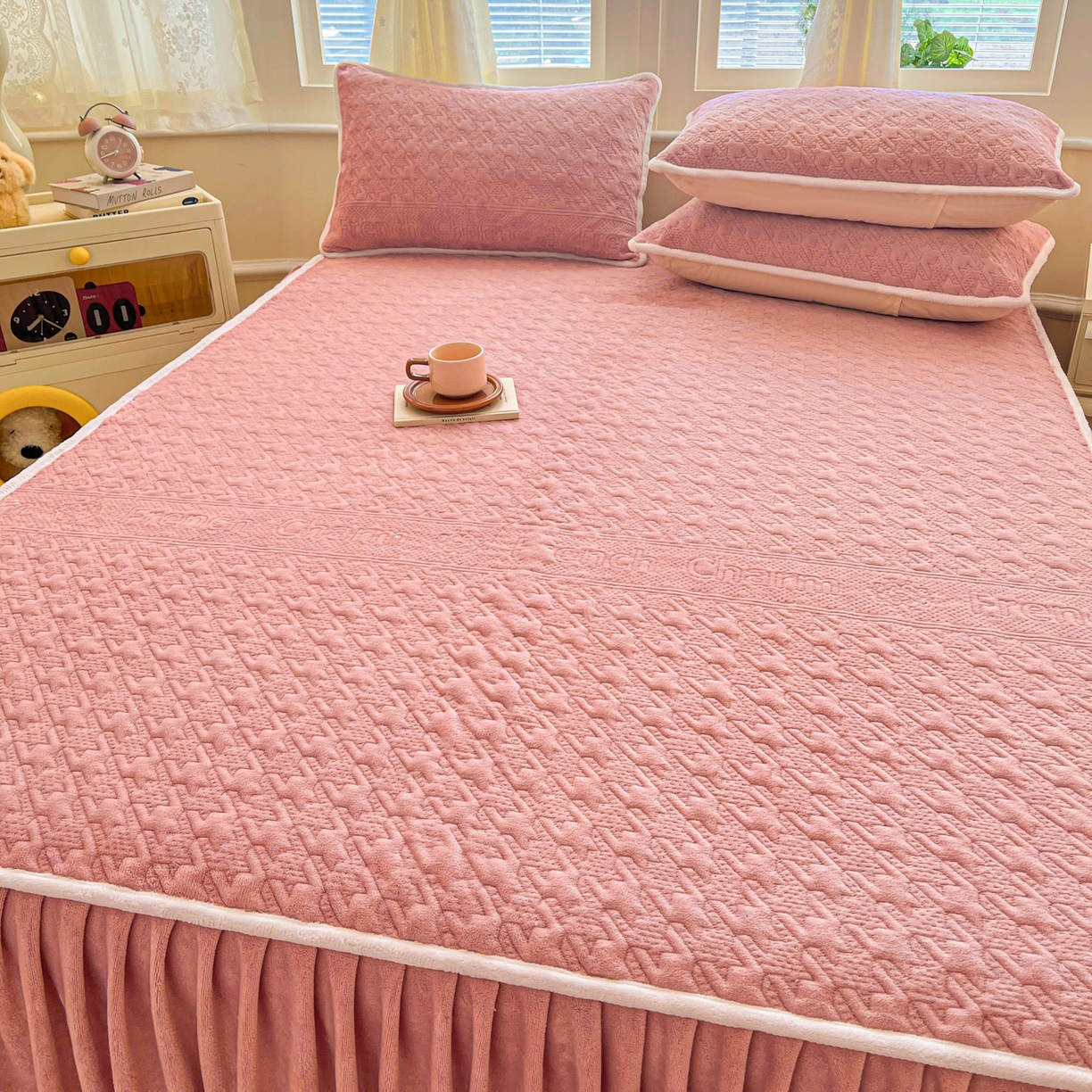 91家纺网 家纺一手货源 找家纺 卡伦家纺 2025新款抗菌雕花牛奶绒千鸟格夹棉床裙系列 千鸟格床笠-粉