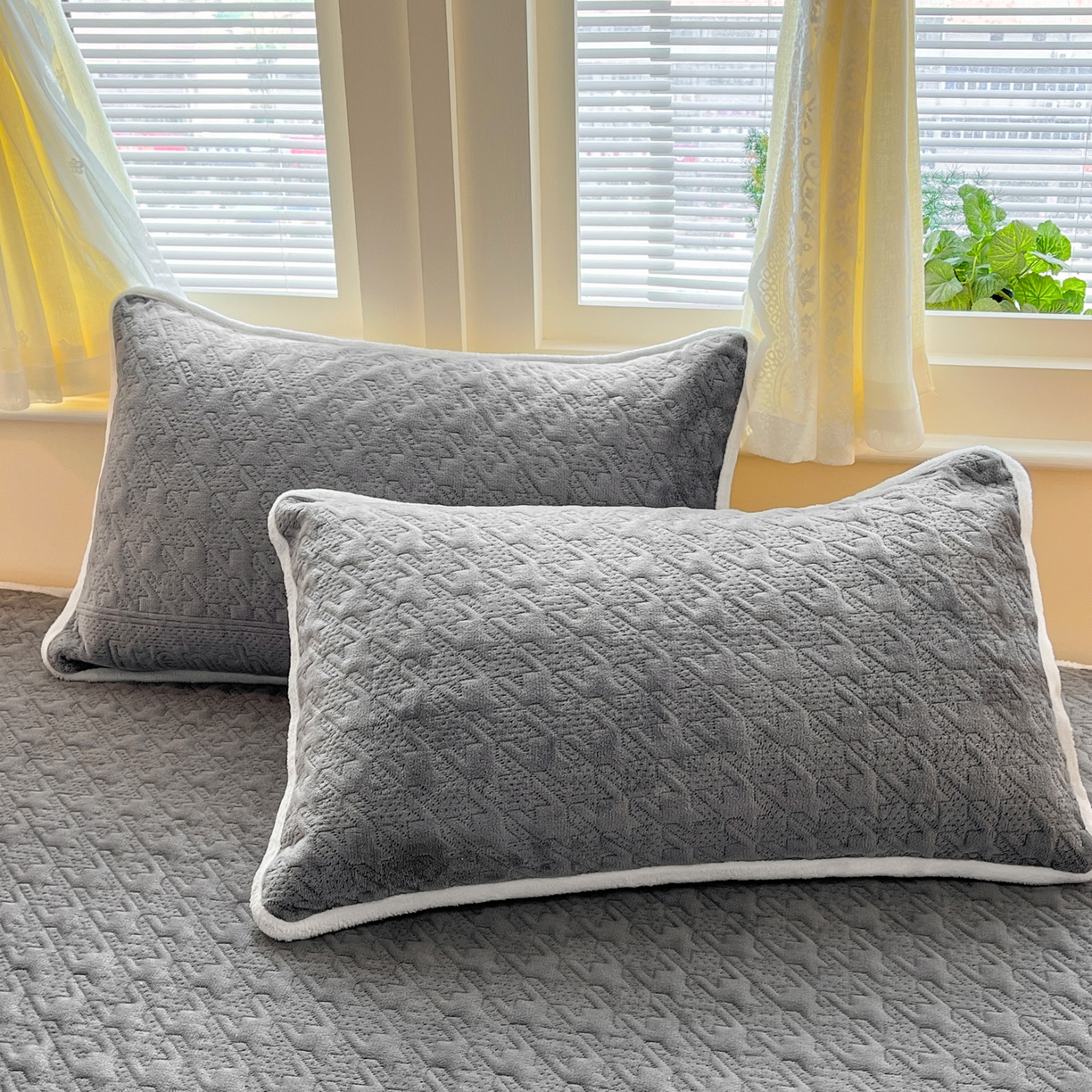 91家纺网 家纺一手货源 找家纺 卡伦家纺 2025新款抗菌雕花牛奶绒千鸟格夹棉床裙系列 千鸟格床笠-灰