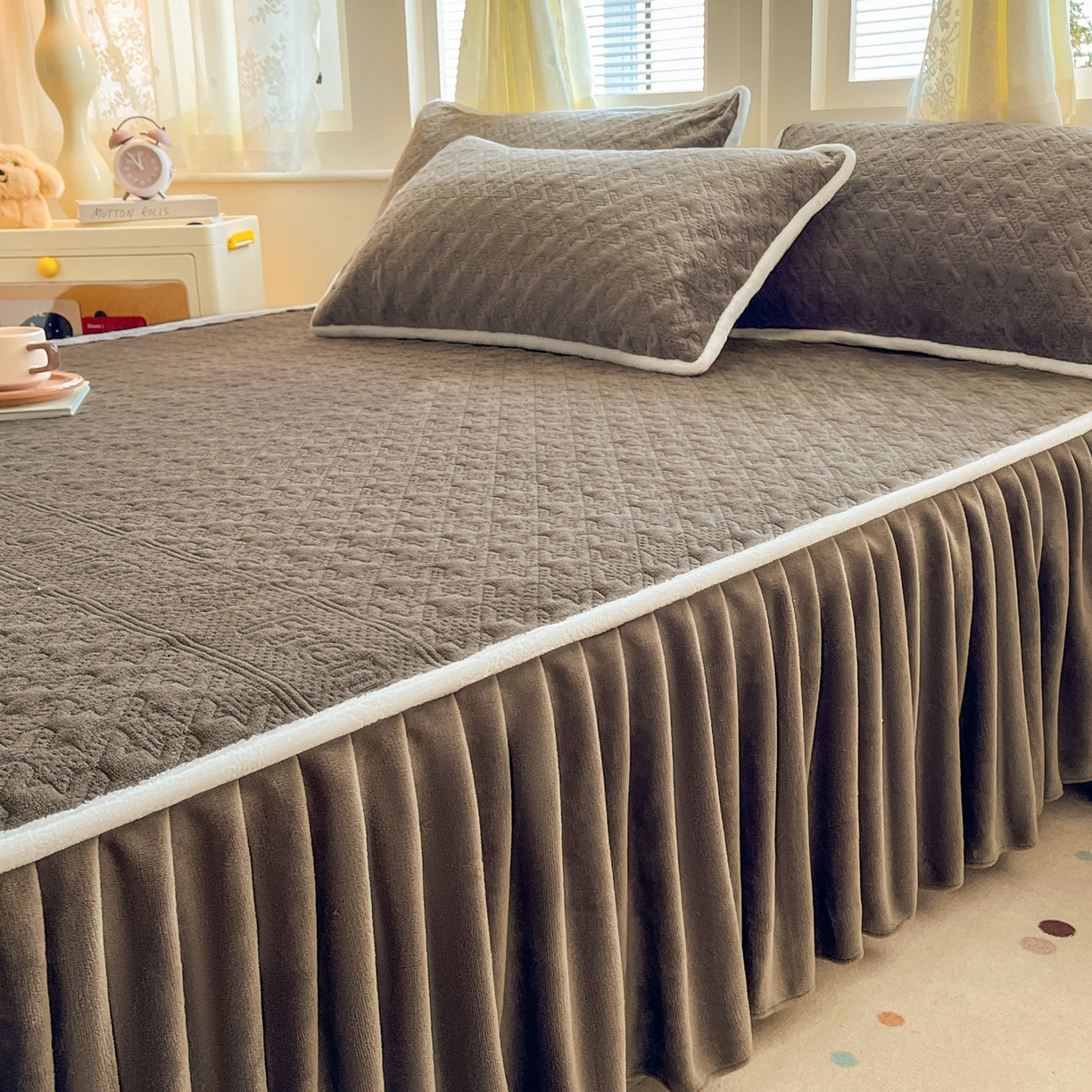 91家纺网 家纺一手货源 找家纺 卡伦家纺 2025新款抗菌雕花牛奶绒千鸟格夹棉床裙系列 千鸟格床笠-淡灰