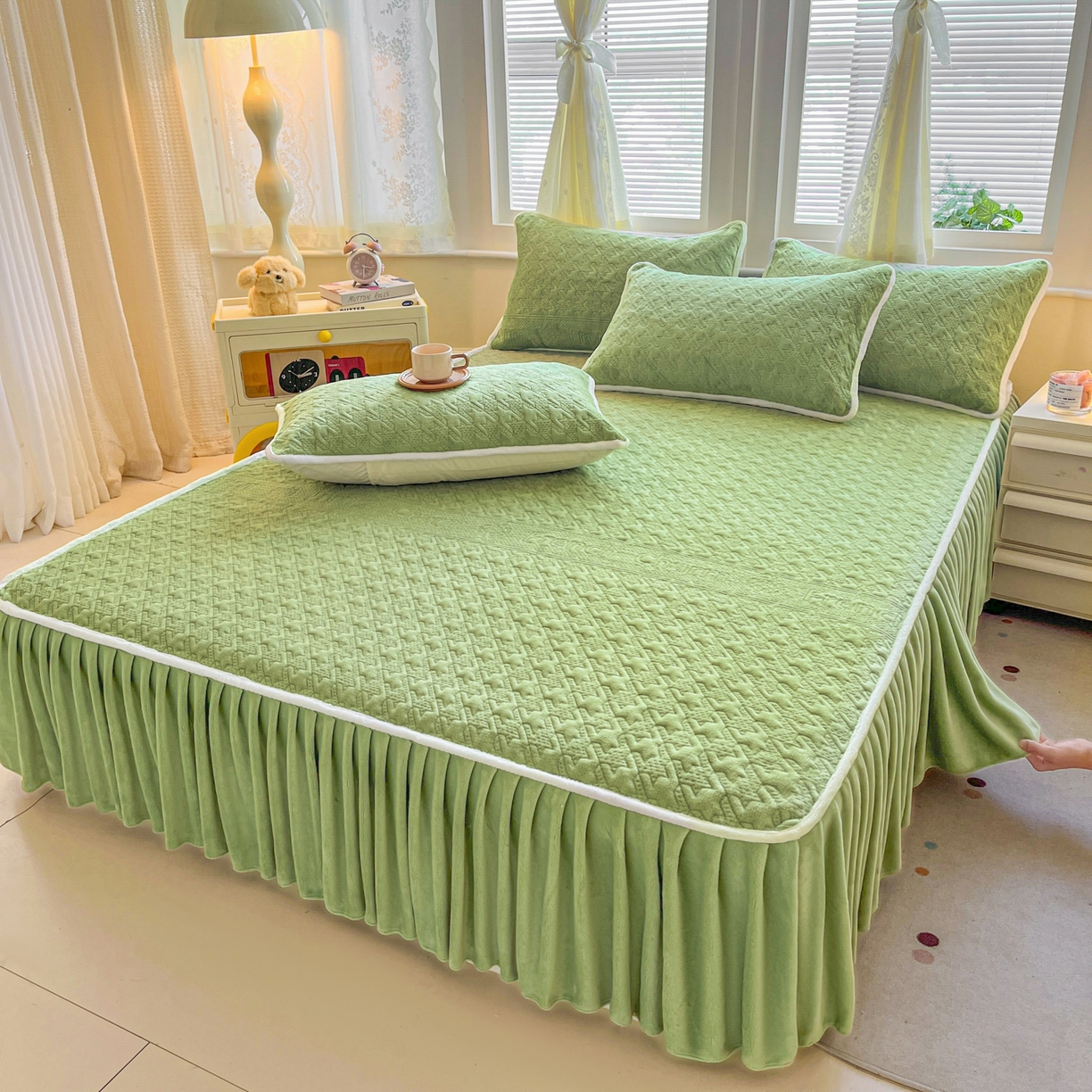 91家纺网 家纺一手货源 找家纺 卡伦家纺 2025新款抗菌雕花牛奶绒千鸟格夹棉床裙系列 千鸟格床笠-绿