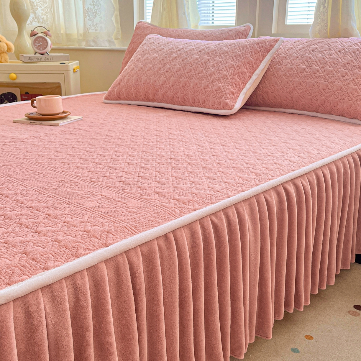 91家纺网 家纺一手货源 找家纺 卡伦家纺 2025新款抗菌雕花牛奶绒千鸟格夹棉床裙系列 千鸟格床笠-粉