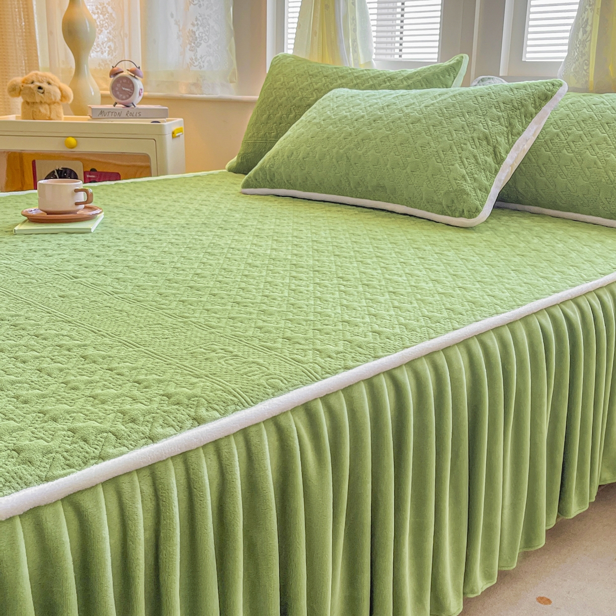 91家纺网 家纺一手货源 找家纺 卡伦家纺 2025新款抗菌雕花牛奶绒千鸟格夹棉床裙系列 千鸟格床笠-绿