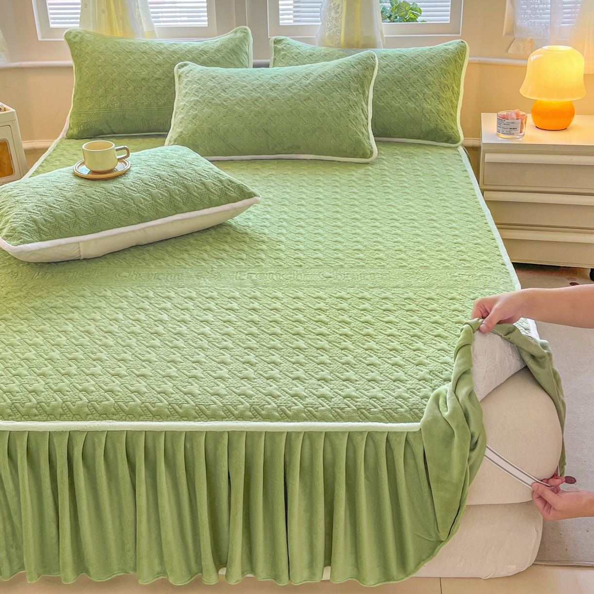 91家纺网 家纺一手货源 找家纺 卡伦家纺 2025新款抗菌雕花牛奶绒千鸟格夹棉床裙系列 千鸟格床笠-绿